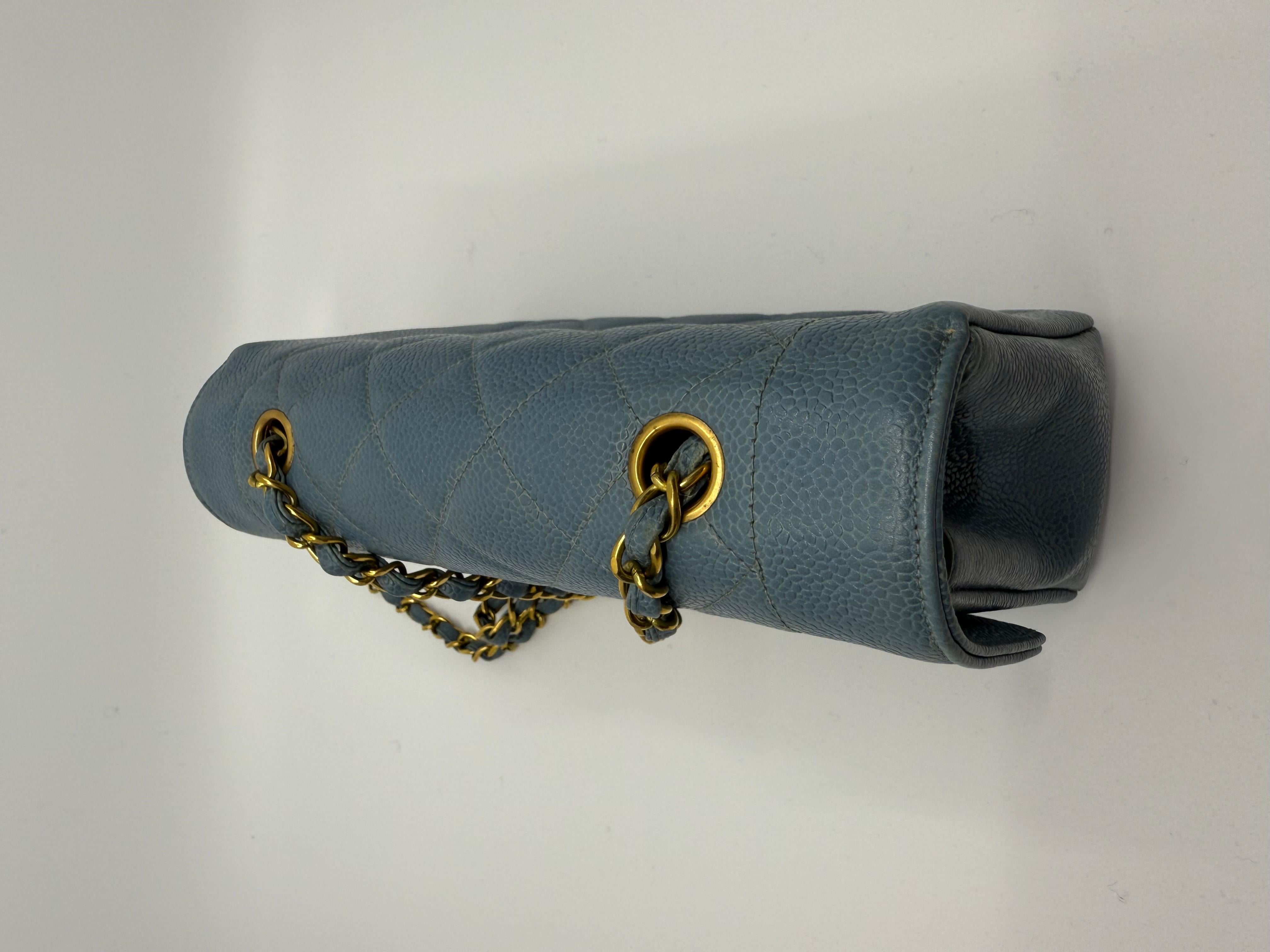 Chanel 1990 Vintage Diana Baby Blue Caviar Petit sac classique à rabat en vente 2