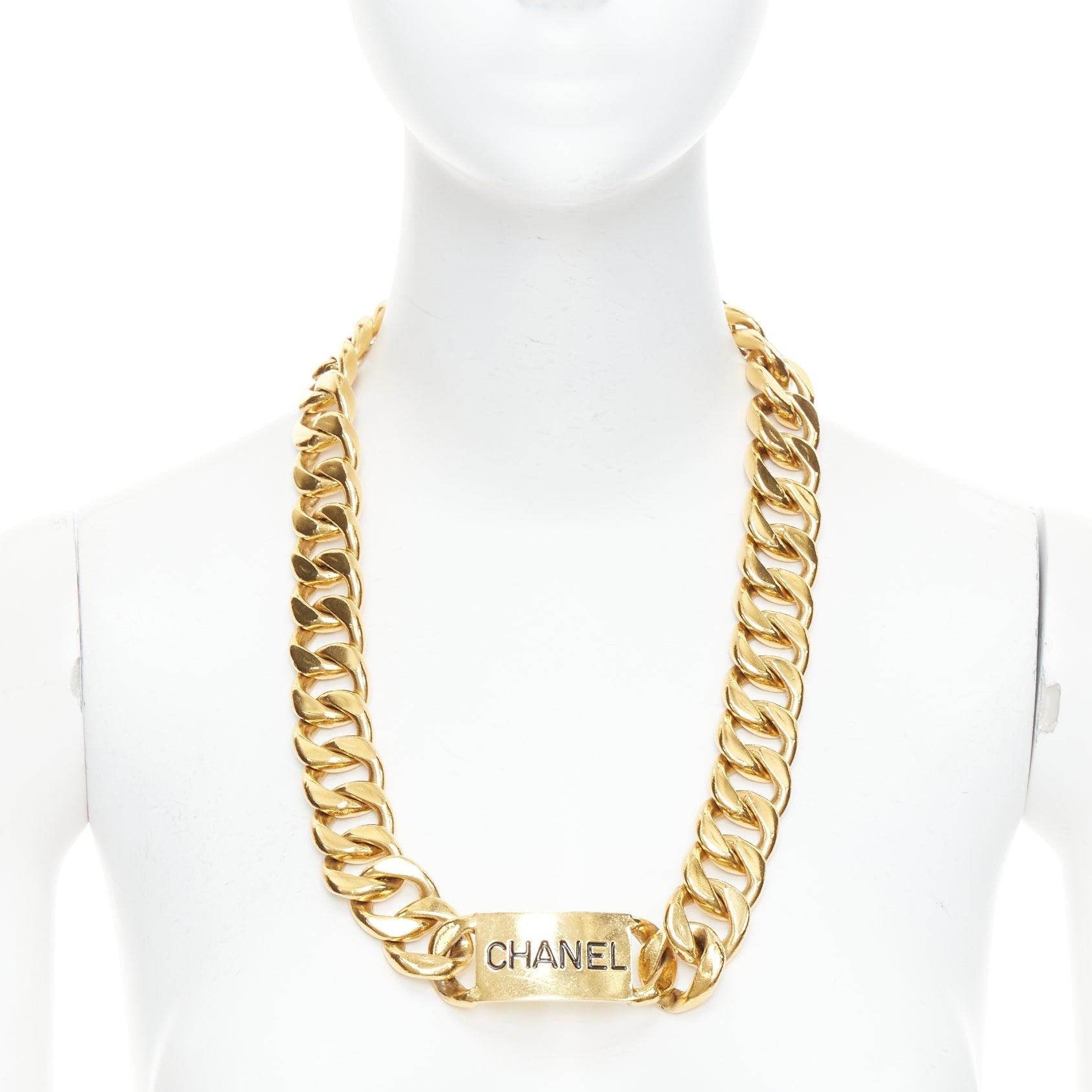 CHANEL 1990er Jahre Vintage ikonisches vergoldetes Logo ID klobiger Kette Halskette Gürtel mit Anhänger
Referenz: TGAS/E00857
Marke: Chanel
Designer: Karl Lagerfeld
MATERIAL: Metall
Farbe: Gold
Muster: Solide
Verschluss: Haken &