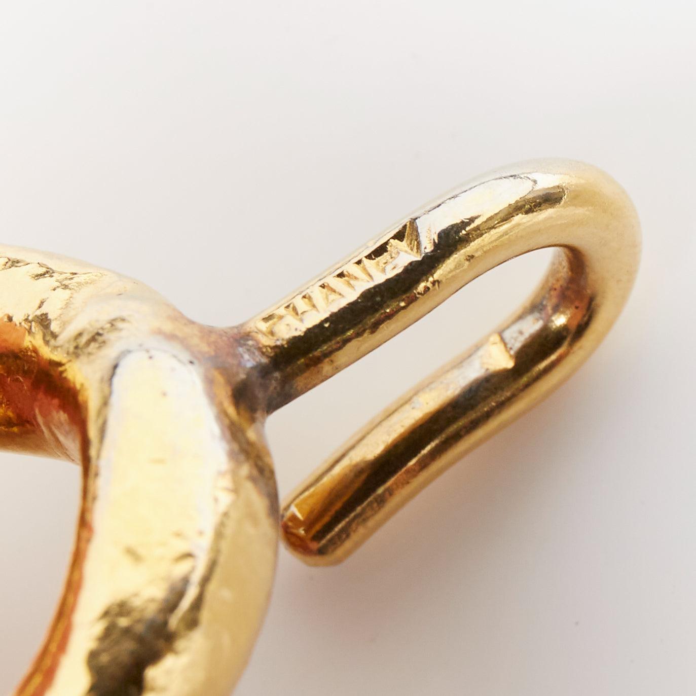 CHANEL 1990er Jahre Vintage ikonisches vergoldetes Logo ID klobiger Kette Halskette Gürtel mit Anhänger im Angebot 1