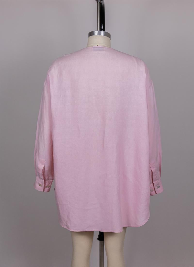 Año: 1990
Material: Algodón
Color: Rosa y blanco

Medidas: 
Etiqueta de talla: Ninguna, se ajusta aprox. S-L
De hombro a hombro 51 cm 
De axila a axila: 53 cm 
Longitud de la manga: 51 cm 
Longitud total: 79 cm

Notas de estado: Muy bueno. Pequeño