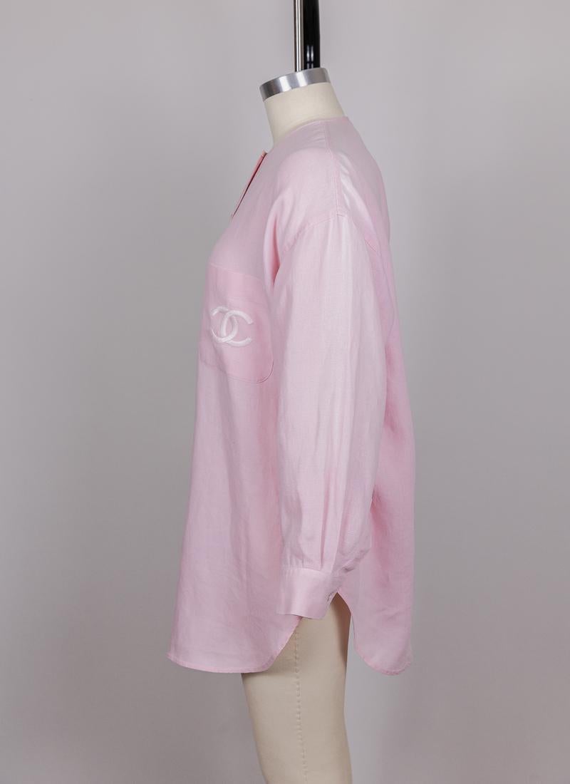 Camisa abotonada rosa claro vintage Chanel años 90 en Bueno estado para la venta en San Francisco, CA