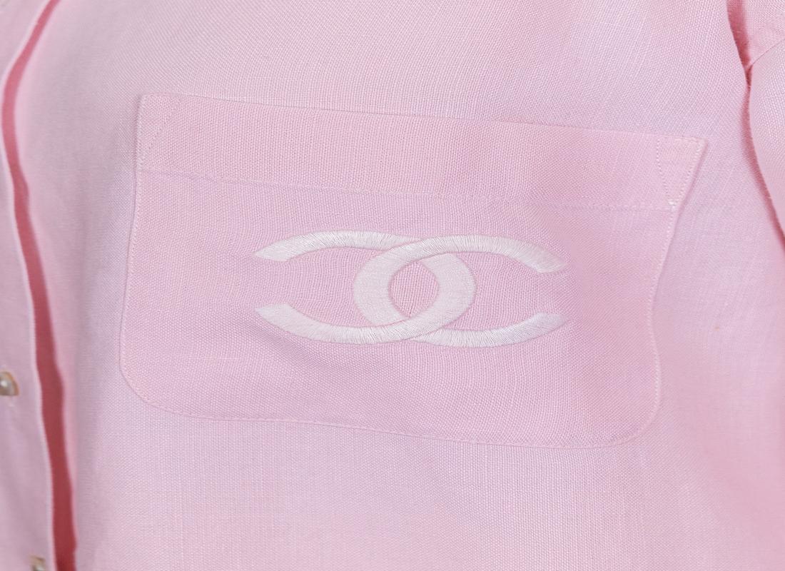 Camisa abotonada rosa claro vintage Chanel años 90 en venta 1