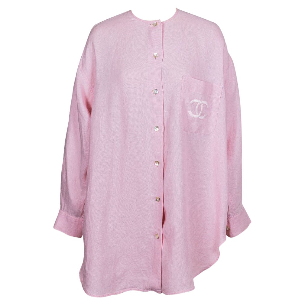 Chanel, camicia vintage anni
90 con bottoni rosa chiaro