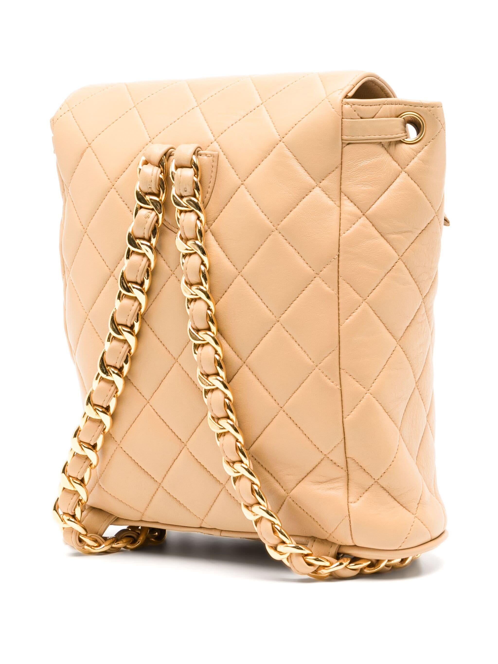 Chanel 1990er Vintage Rucksack aus gestepptem Lammfell mit Duma Cc Logo in Beige aus Leder im Zustand „Gut“ im Angebot in Miami, FL