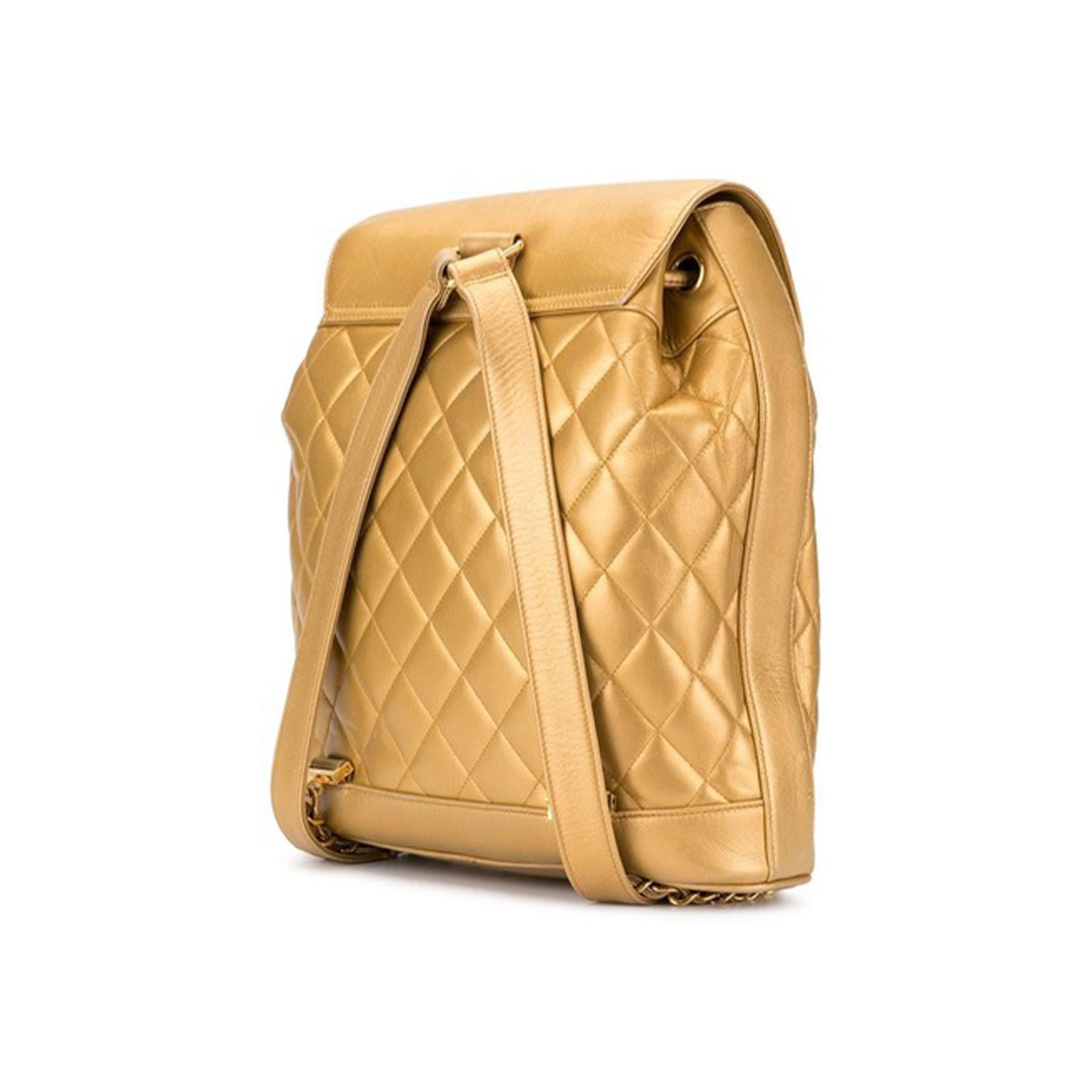 Rare sac à dos vintage Chanel en cuir d'agneau doré, années 1990 Bon état - En vente à Miami, FL