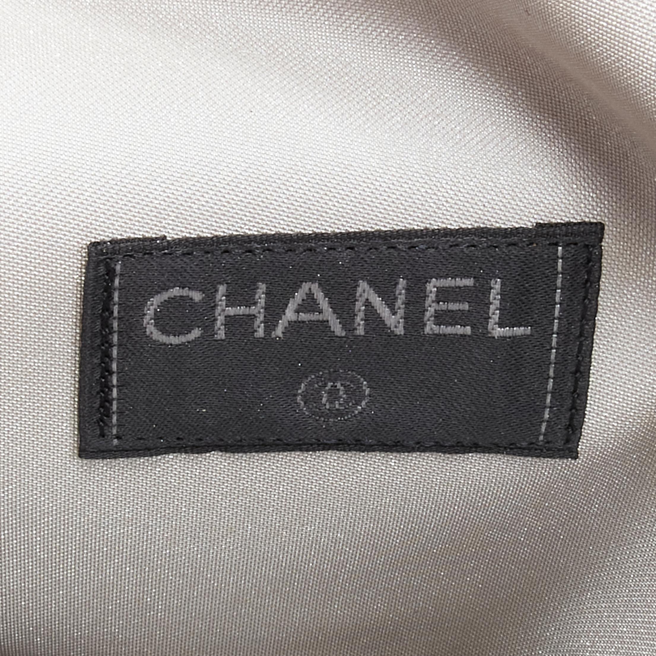 CHANEL 1990er Jahre Vintage silberne Nylon-Logo-Tasche mit quadratischer Klappe CC im Angebot 5