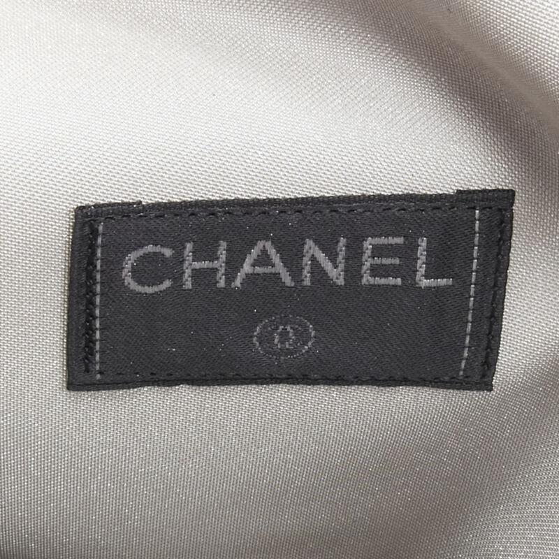 Chanel - Sac à bandoulière à rabat carré avec boucle CC et logo en nylon argenté, années 1990 en vente 5