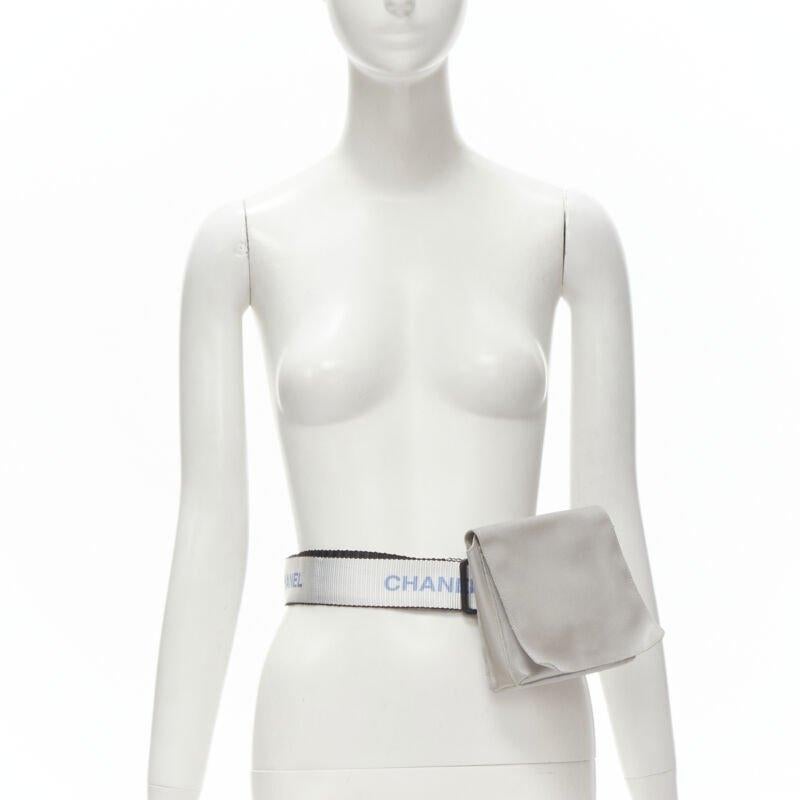 Chanel - Sac à bandoulière à rabat carré avec boucle CC et logo en nylon argenté, années 1990
Référence : ANWU/A00038
Marque : Chanel
Designer : Karl Lagerfeld
Collectional : 1990s
MATERIAL : Nylon
Couleur : Argent
Motif : Solide
Fermeture :