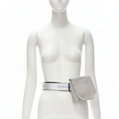 CHANEL 1990er Jahre Vintage silberne Nylon-Logo-Tasche mit quadratischer Klappe CC