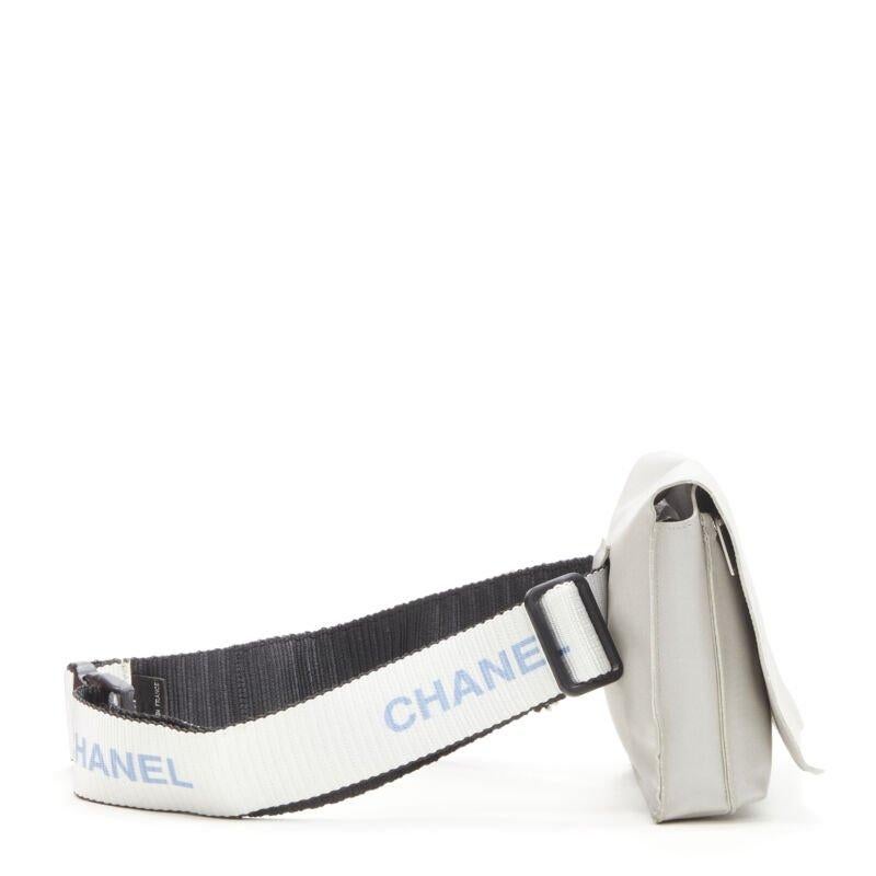 Argent Chanel - Sac à bandoulière à rabat carré avec boucle CC et logo en nylon argenté, années 1990 en vente