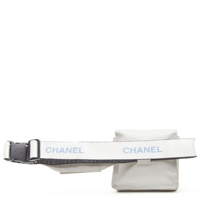 Chanel - Sac à bandoulière à rabat carré avec boucle CC et logo en nylon argenté, années 1990 Bon état - En vente à Hong Kong, NT
