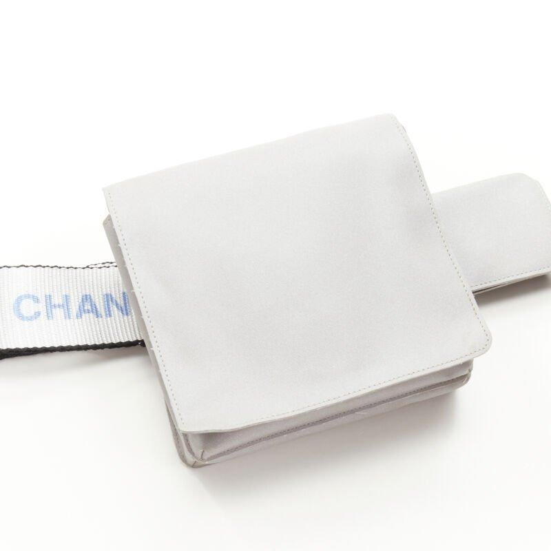 Chanel - Sac à bandoulière à rabat carré avec boucle CC et logo en nylon argenté, années 1990 en vente 1