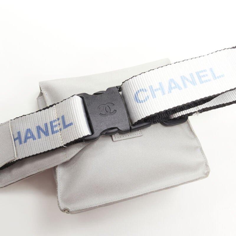 Chanel - Sac à bandoulière à rabat carré avec boucle CC et logo en nylon argenté, années 1990 en vente 2