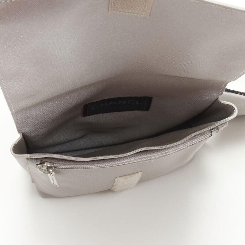 Chanel - Sac à bandoulière à rabat carré avec boucle CC et logo en nylon argenté, années 1990 en vente 3