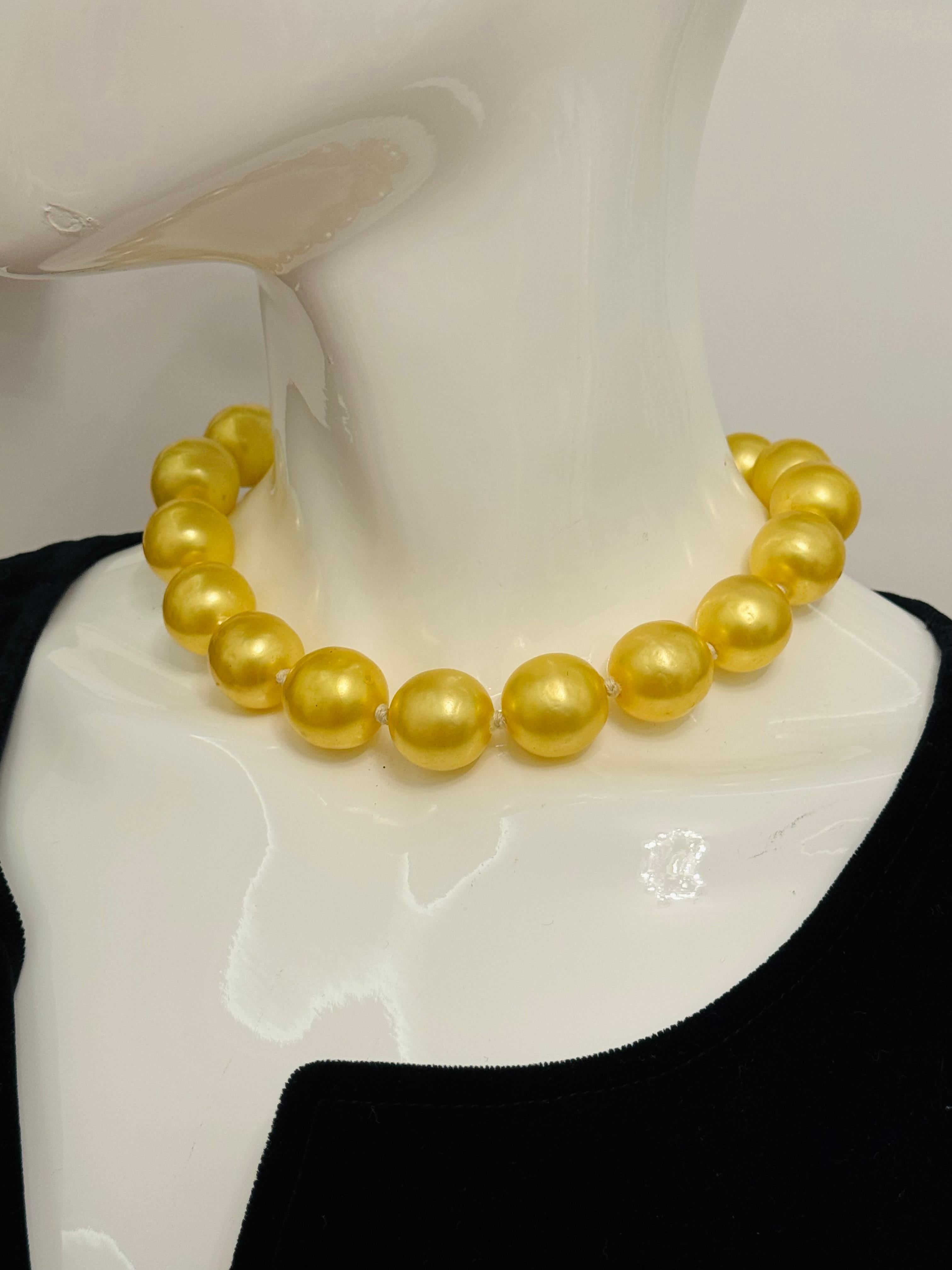 Chanel 1991 collana girocollo con perle di vetro giallo Gripoix di Karl Lagerfeld in vendita 6
