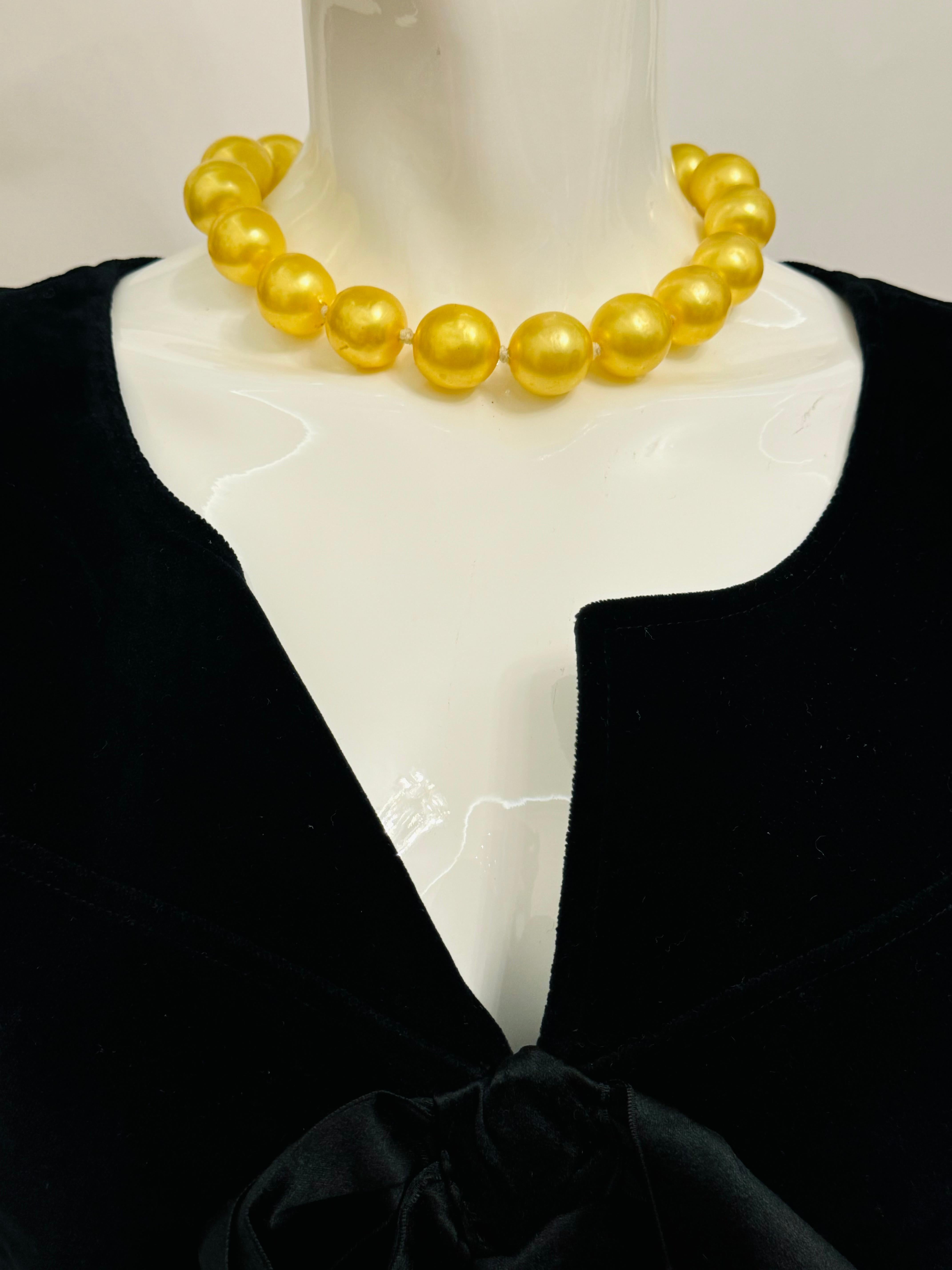 Chanel 1991 collana girocollo con perle di vetro giallo Gripoix di Karl Lagerfeld In condizioni buone in vendita a PARIS, FR
