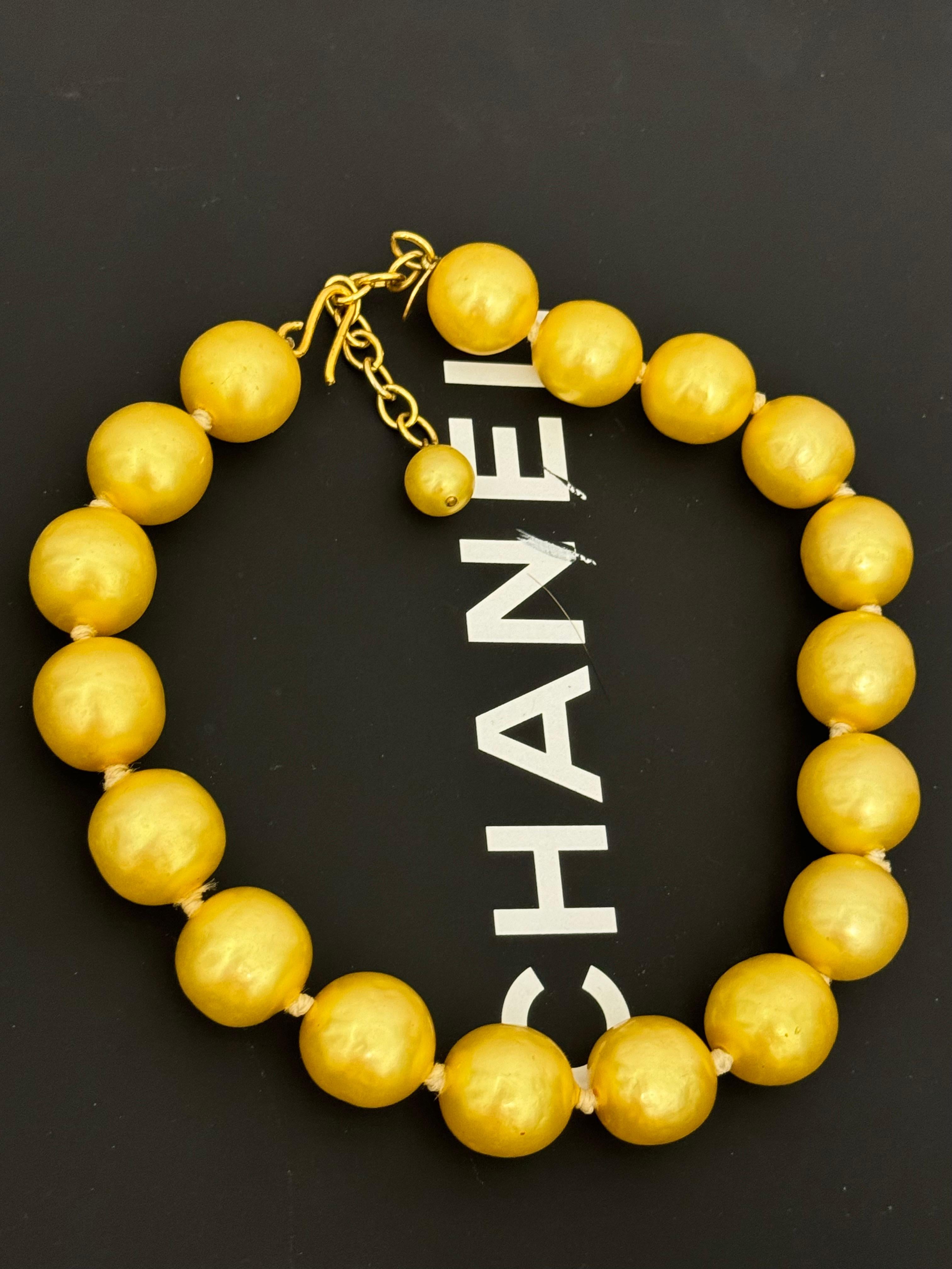 da uomo o donna Chanel 1991 collana girocollo con perle di vetro giallo Gripoix di Karl Lagerfeld in vendita