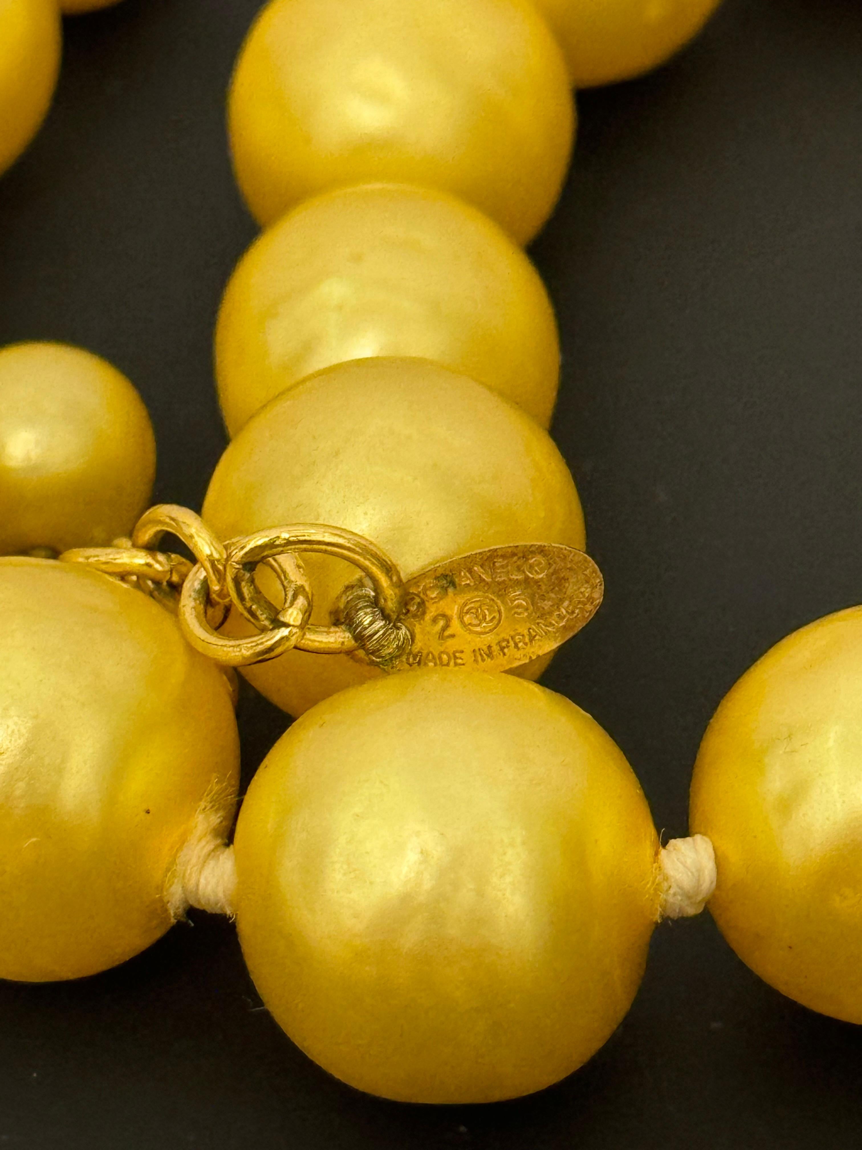 Chanel 1991 collana girocollo con perle di vetro giallo Gripoix di Karl Lagerfeld in vendita 2