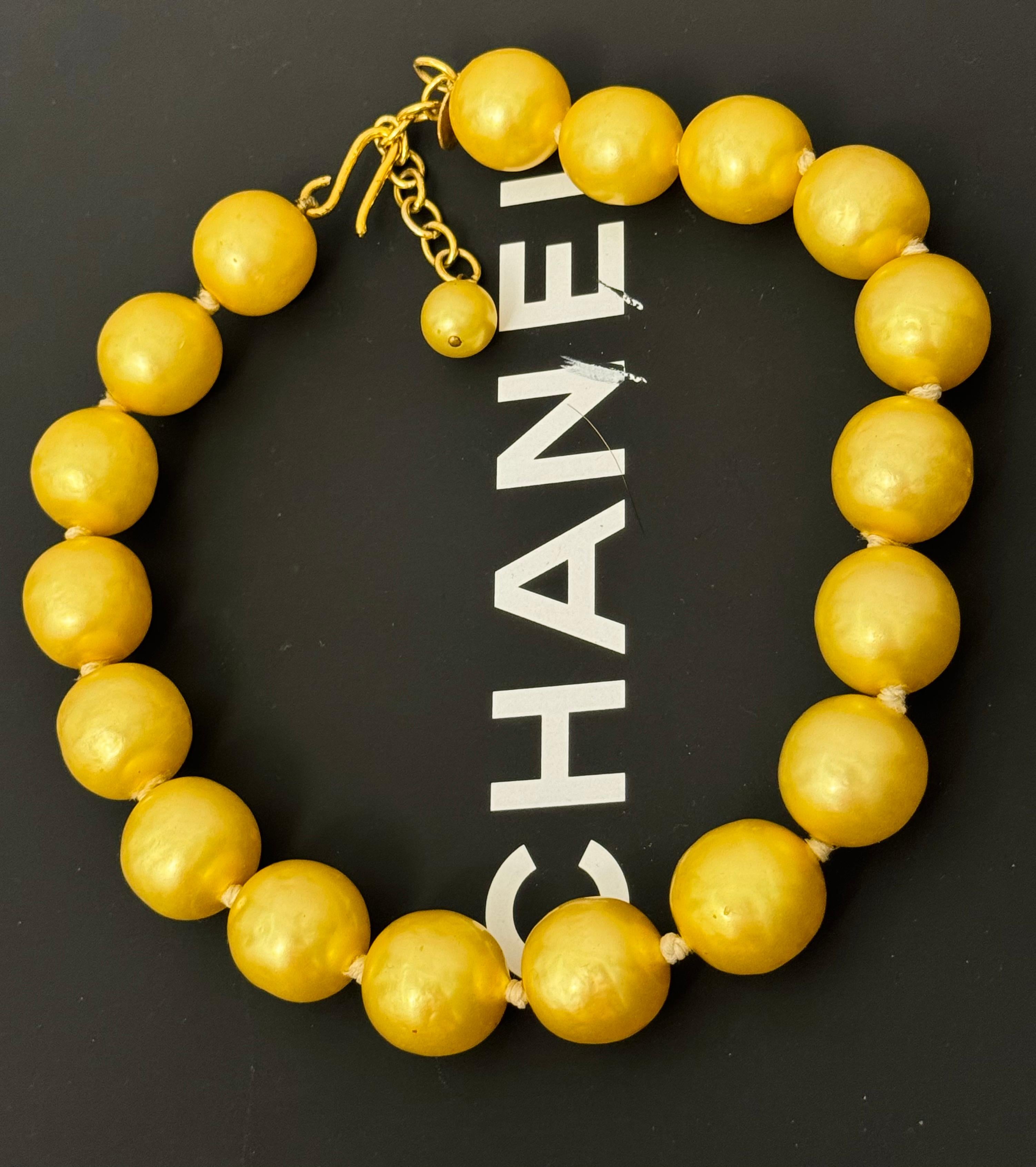 Chanel 1991 collana girocollo con perle di vetro giallo Gripoix di Karl Lagerfeld in vendita 3