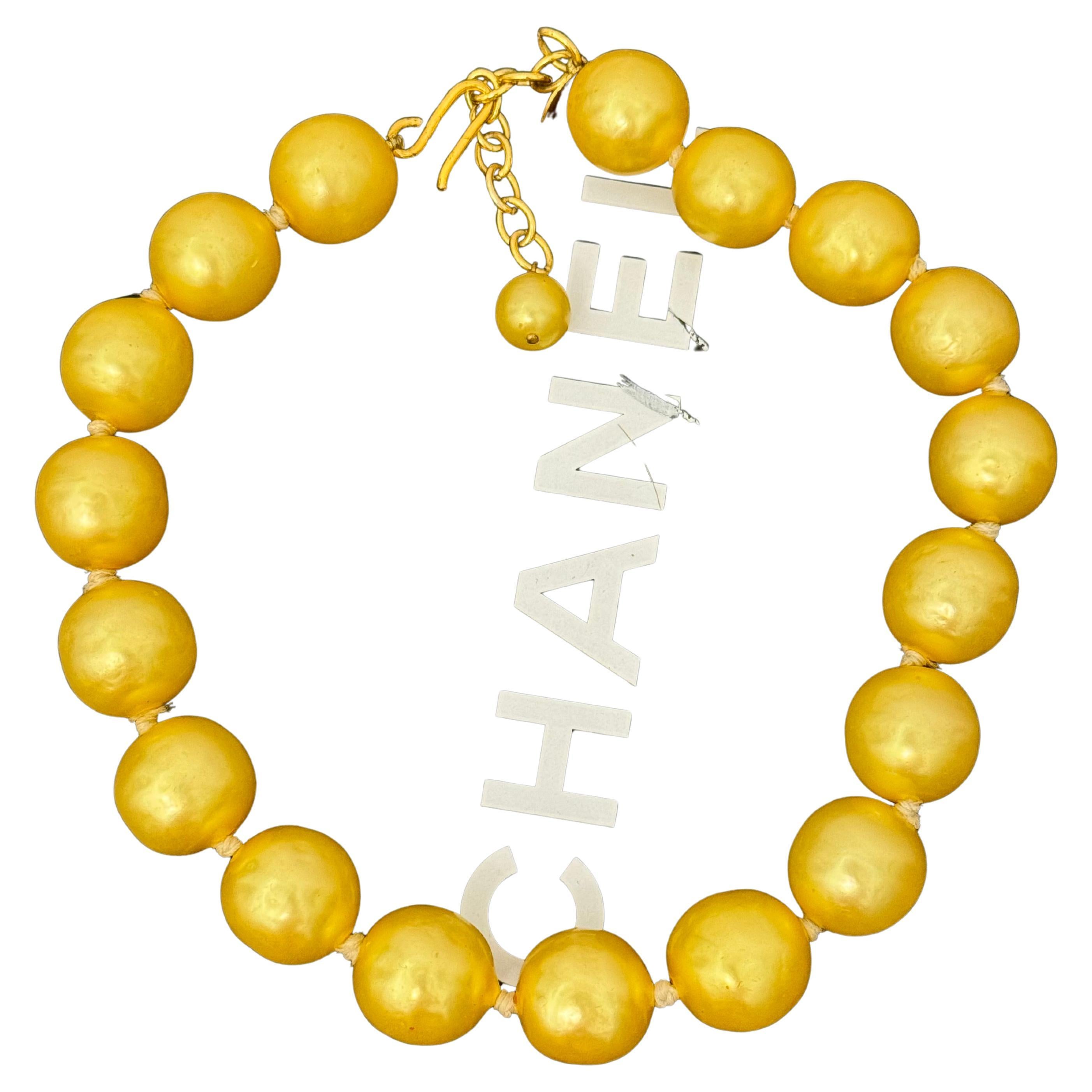 Chanel 1991 collana girocollo con perle di vetro giallo Gripoix di Karl Lagerfeld in vendita