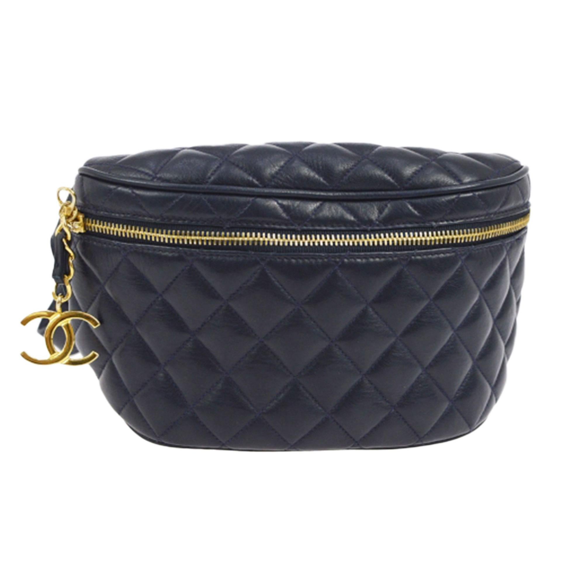 Chanel vintage quilted leather fanny pack features gold hardware.

1991 {Vintage 33 Years}
Gold Hardware
Navy blue quilted lambskin leather
CC logo medallion charm 
Zippered closure
Waist size is 75 cm / 30