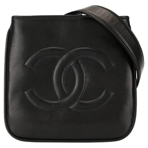 Chanel - Sac ceinture vintage en cuir d'agneau noir avec surpiqûres CC, rare, 1991

Année : 1991 {32 Years Vintage}

Cuir de veau noir 
Logo CC emboîté emblématique cousu à l'avant
bretelles réglables
Fermeture à glissière supérieure 
Compartiment