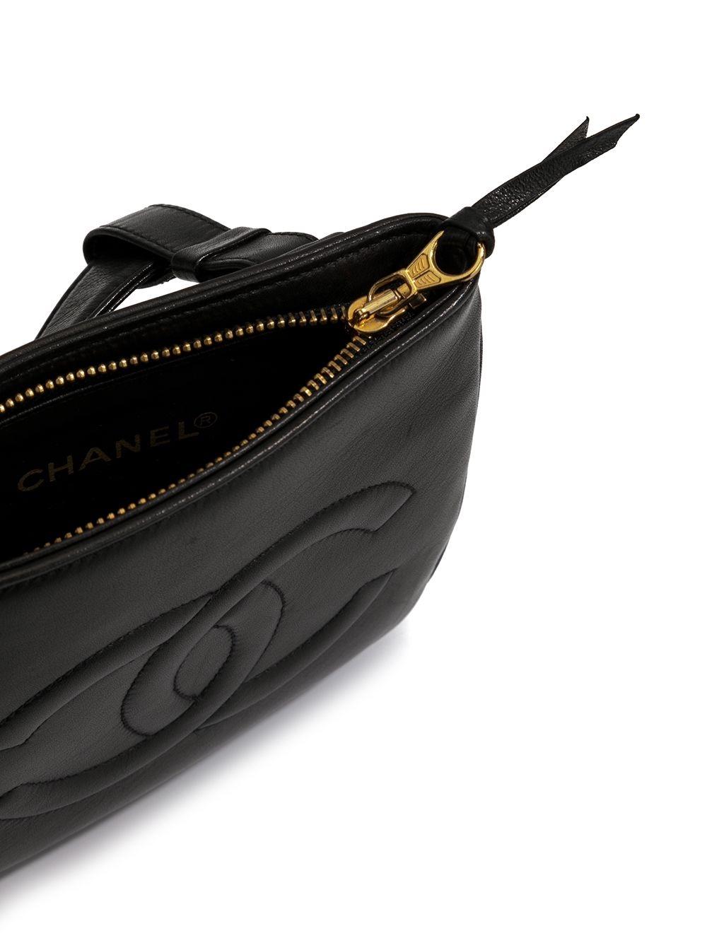 Chanel 1991 Seltene Vintage Schwarze Vintage-Gürteltasche aus Lammfell CC mit Stickerei an der Taille im Angebot 3