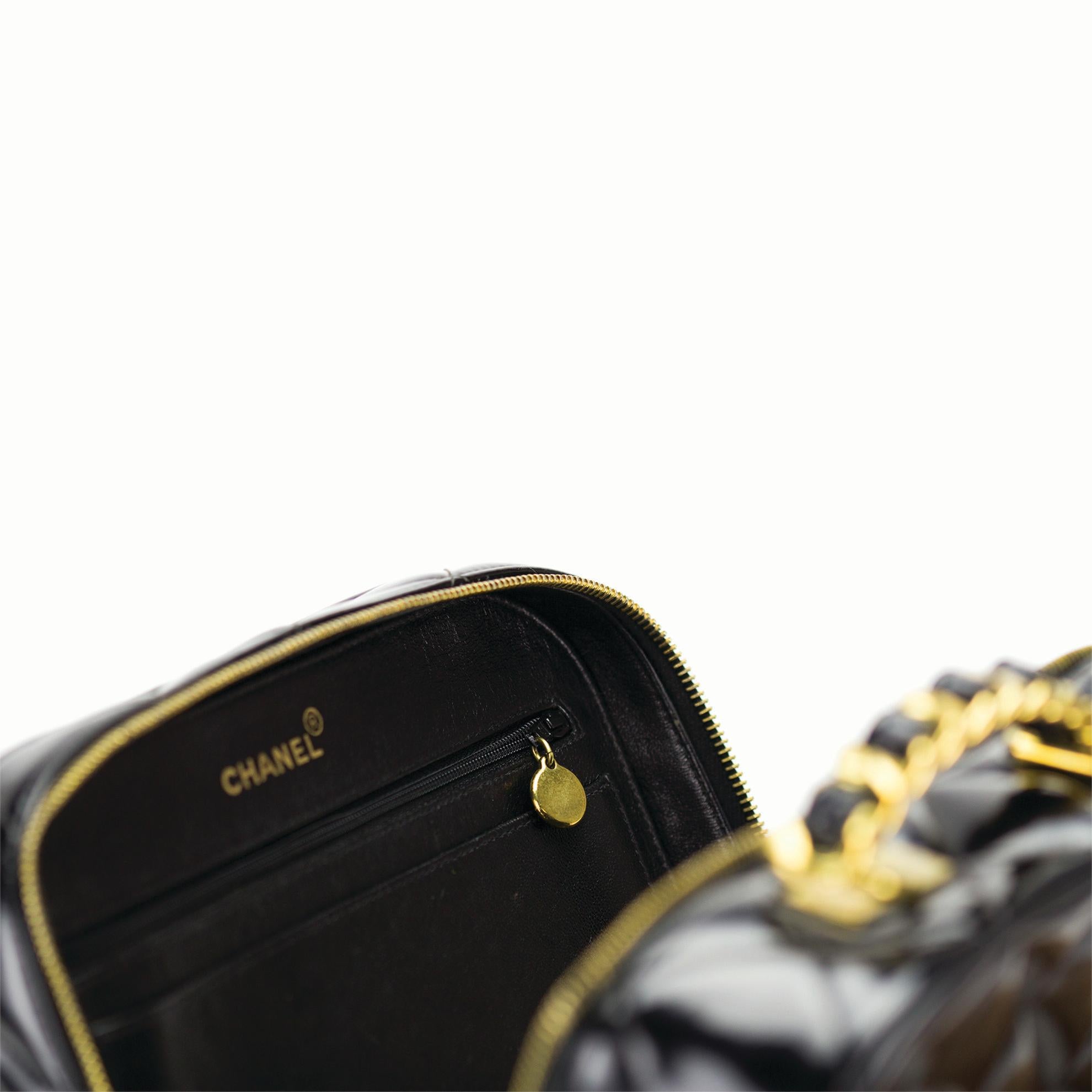 Chanel 1991 Rare Vintage Black Quilted Patent Vanity Shoulder Crossbody Bag For Sale 3