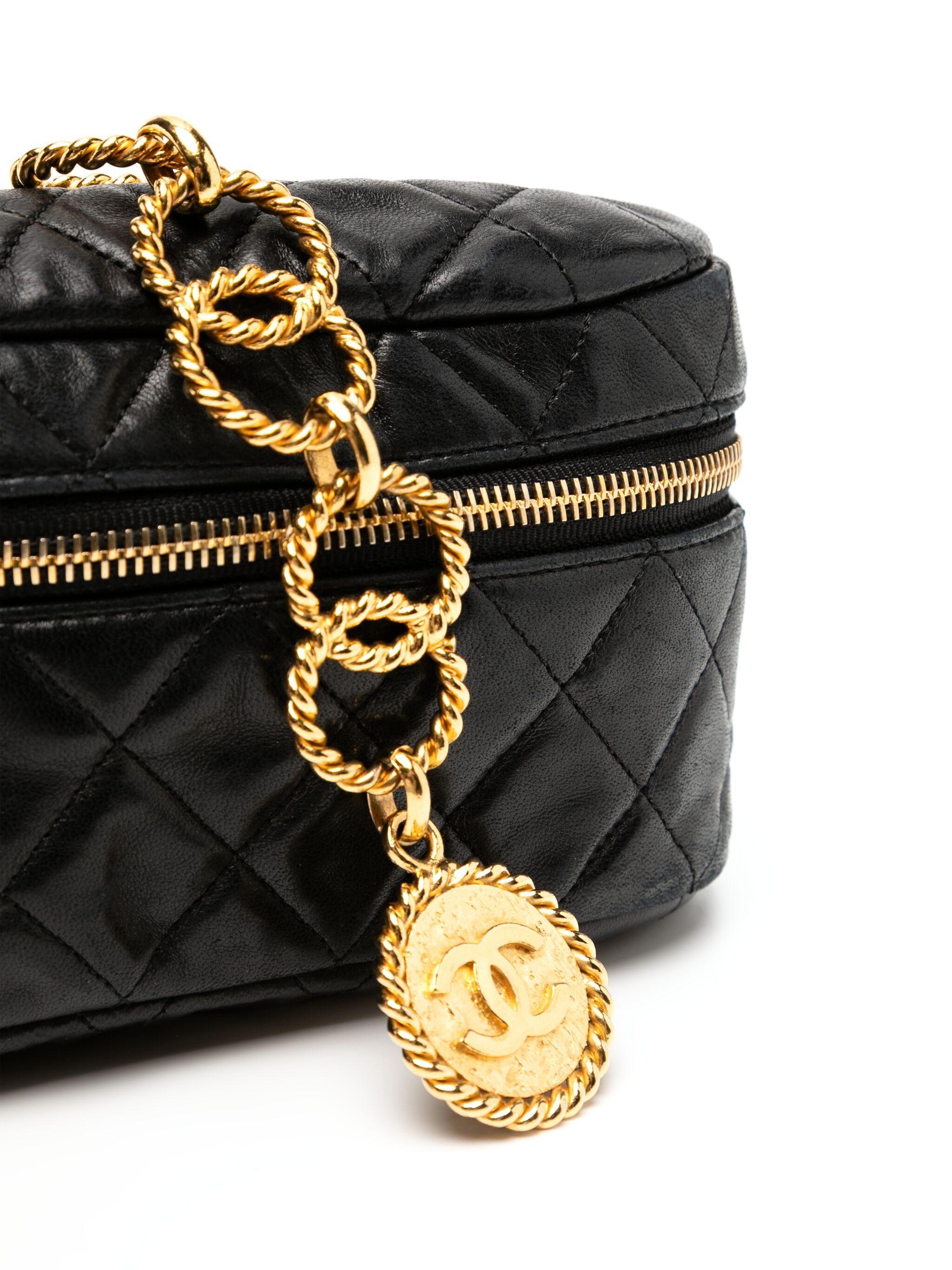 Femenino o masculino Chanel 1991 Raro Cinturón riñonera vintage de piel de cordero acolchada con diamantes en venta