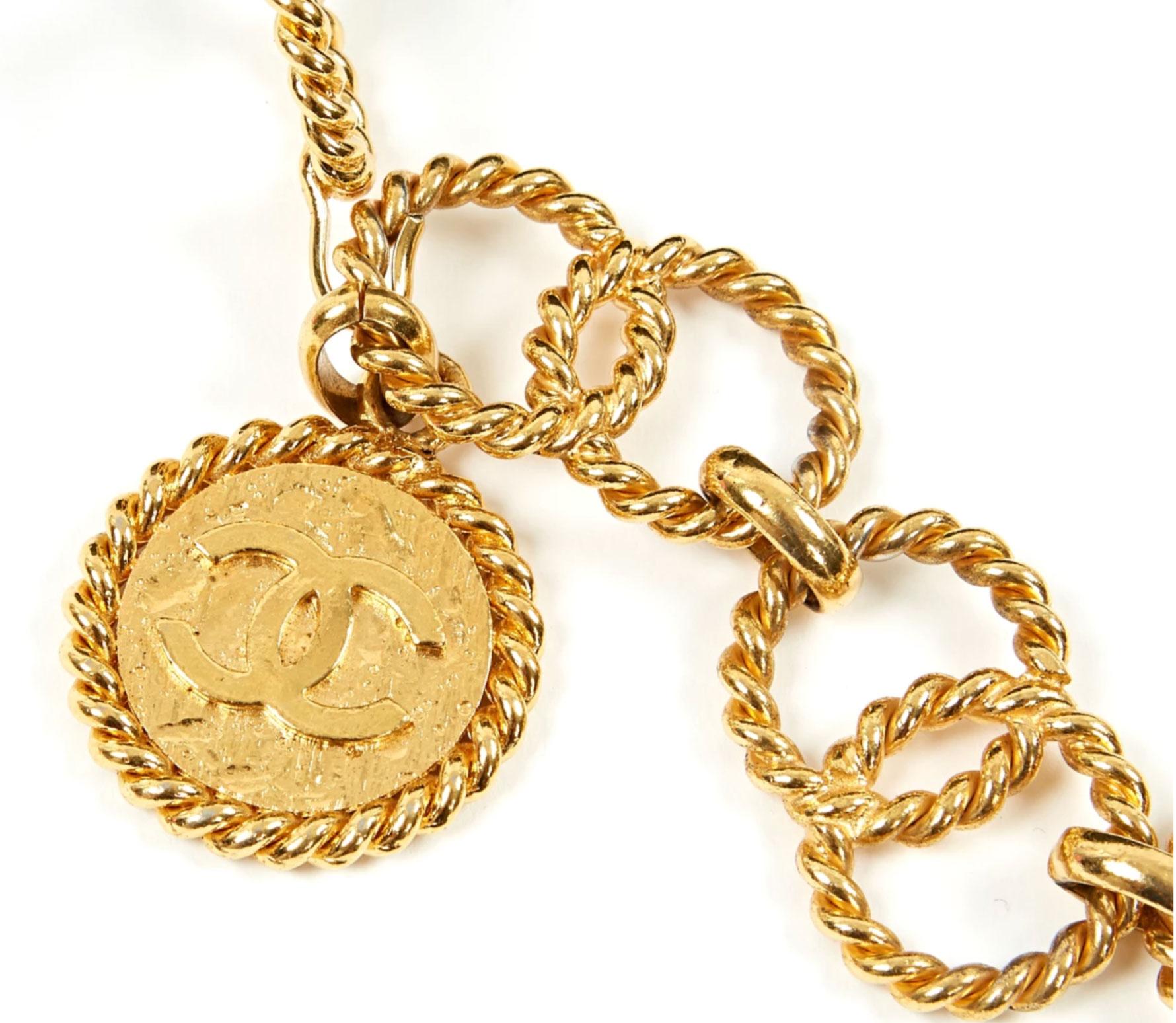 Chanel 1991 Raro Cinturón riñonera vintage de piel de cordero acolchada con diamantes en venta 1