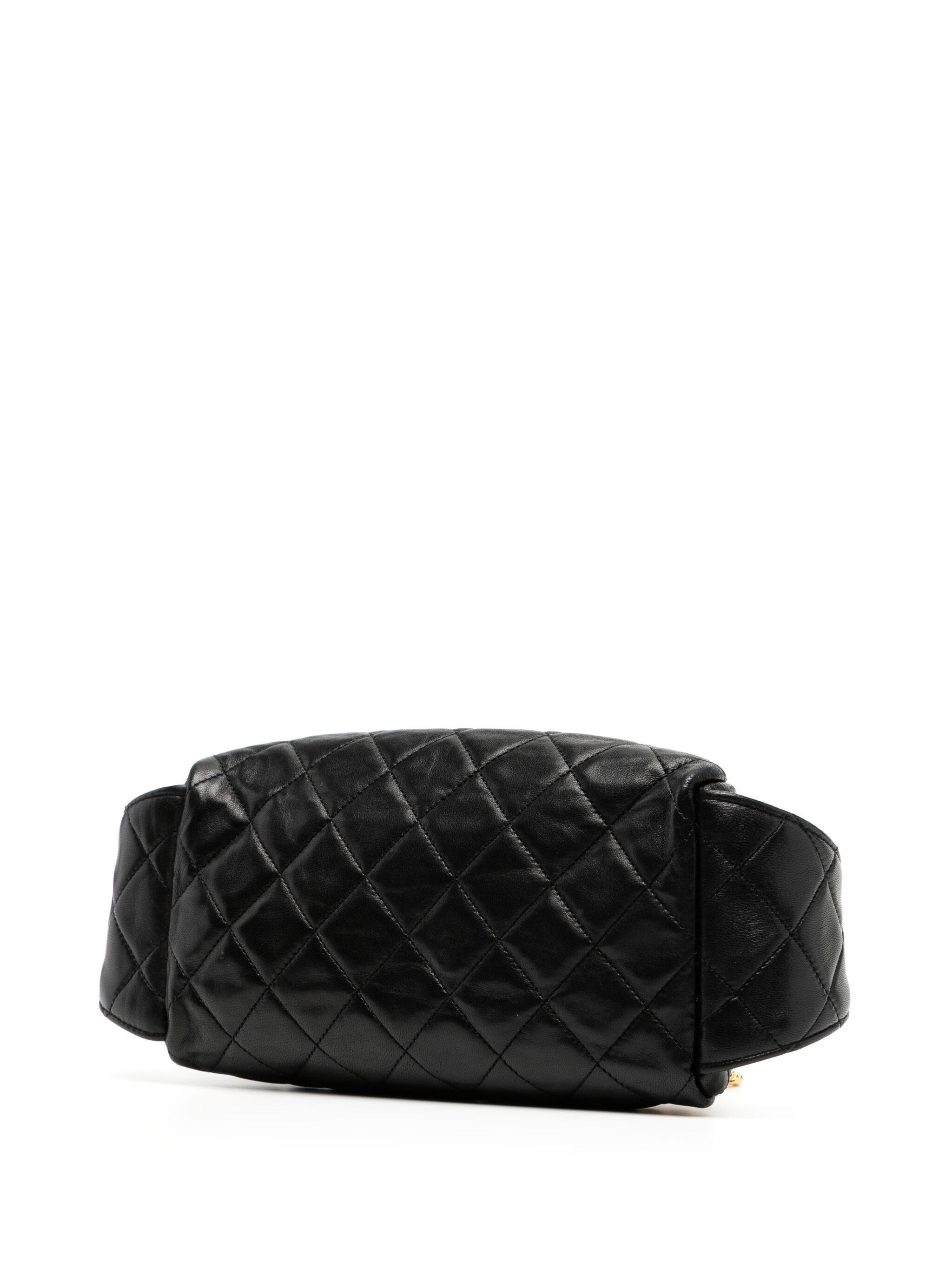 Chanel 1991 Raro Cinturón riñonera vintage de piel de cordero acolchada con diamantes en venta 2
