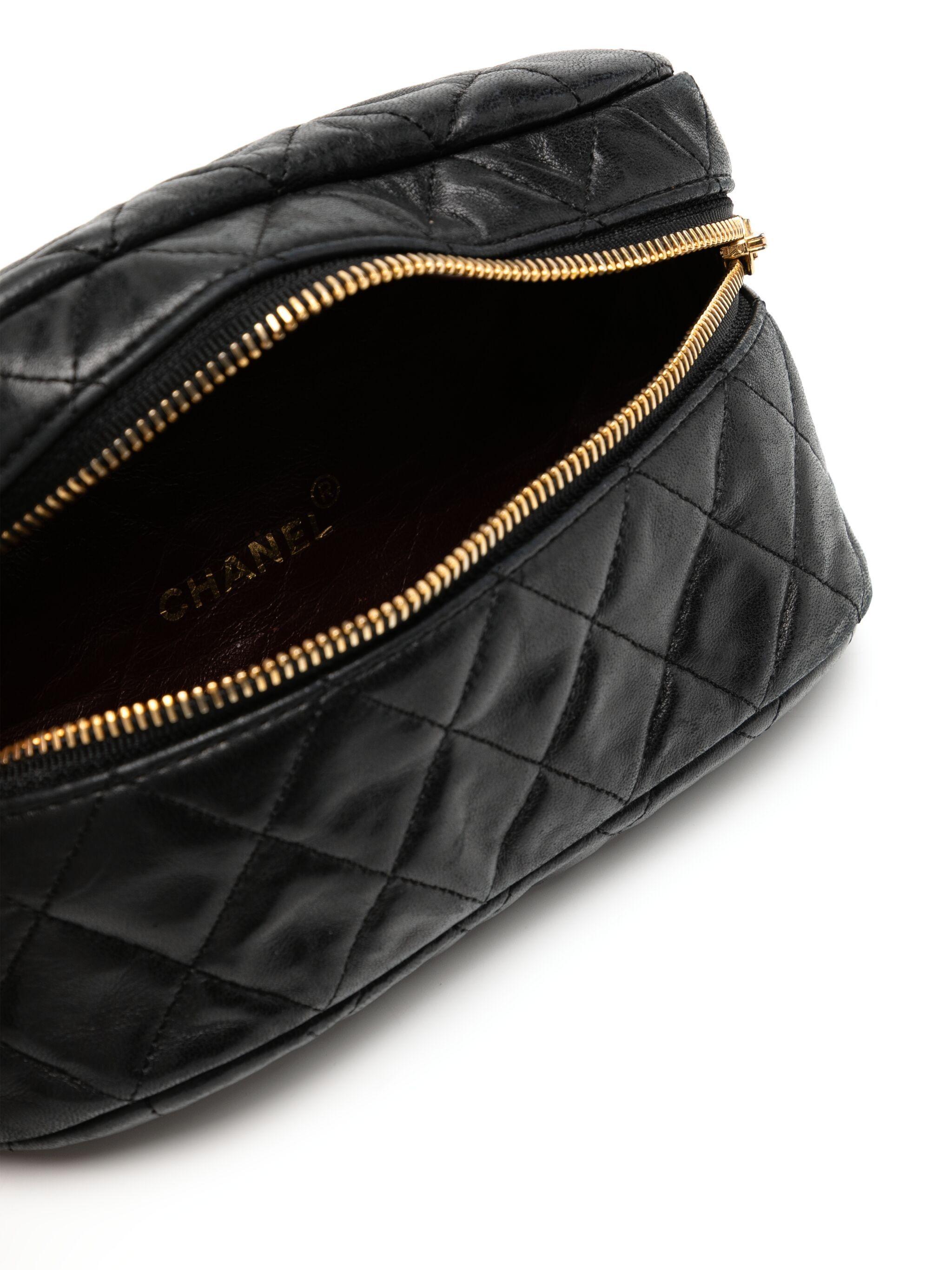Chanel 1991 Raro Cinturón riñonera vintage de piel de cordero acolchada con diamantes en venta 3