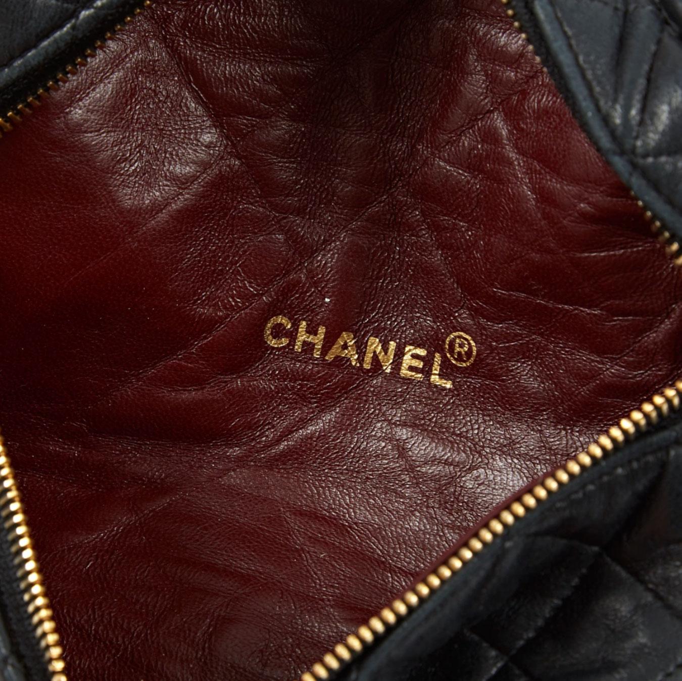 Chanel 1991 Raro Cinturón riñonera vintage de piel de cordero acolchada con diamantes en venta 4