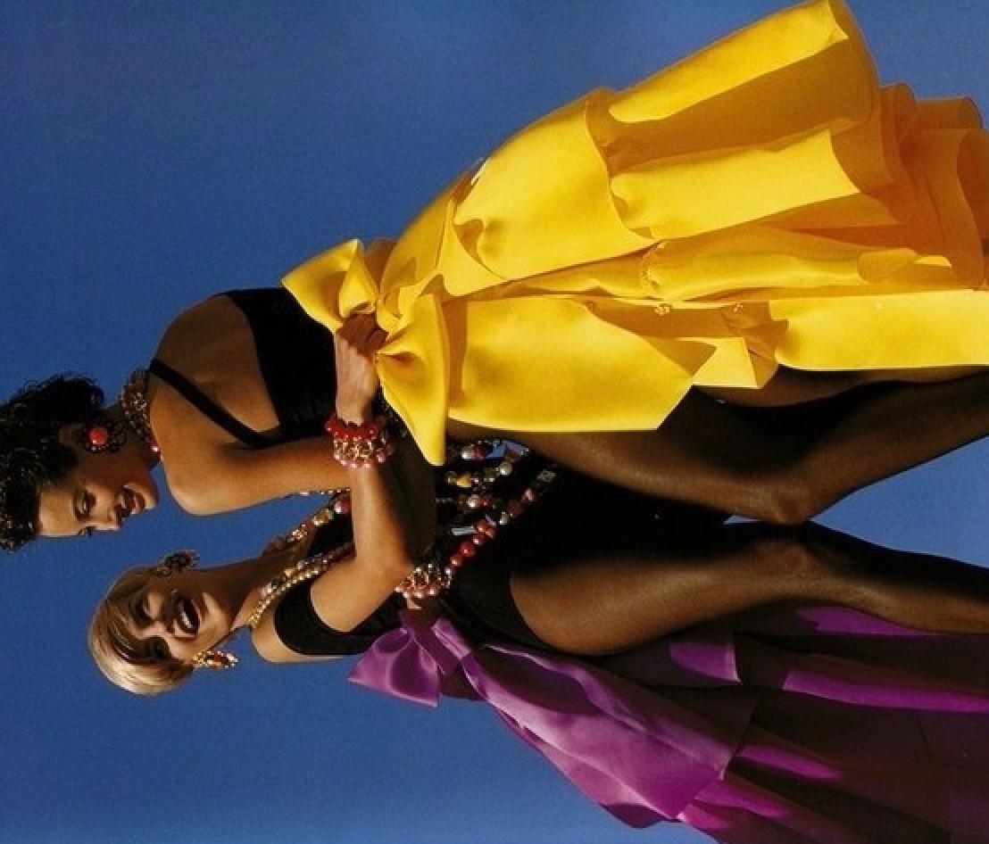 La sua maxi gonna in seta Chanel della collezione 1991 è l'epitome dell'eleganza e della drammaticità. Realizzata in lussuosa seta in una vibrante tonalità gialla, la gonna è caratterizzata da volant a cascata che creano volume e movimento. Un