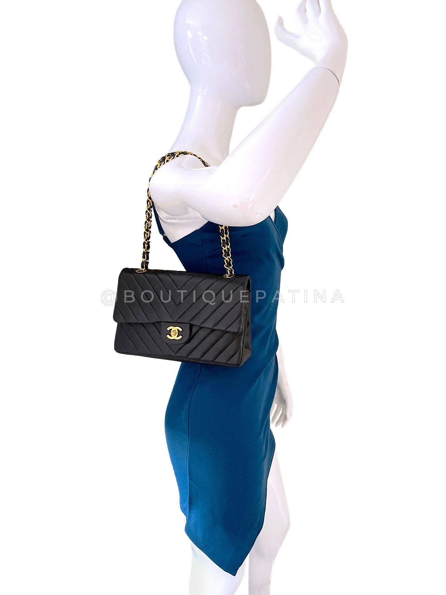 Chanel 1991 Vintage Black Chevron Medium Classic Double Flap Bag 24k GHW 67990 en vente 10