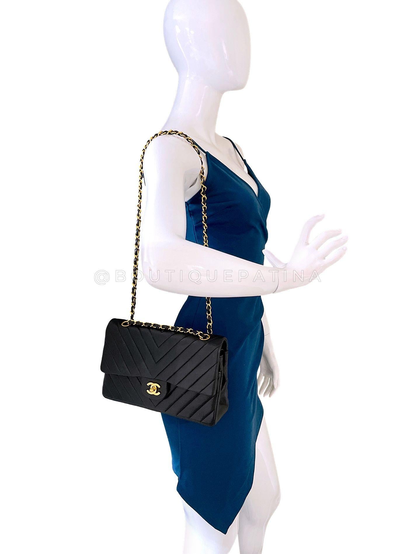 Chanel 1991 Vintage Black Chevron Medium Classic Double Flap Bag 24k GHW 67990 en vente 11