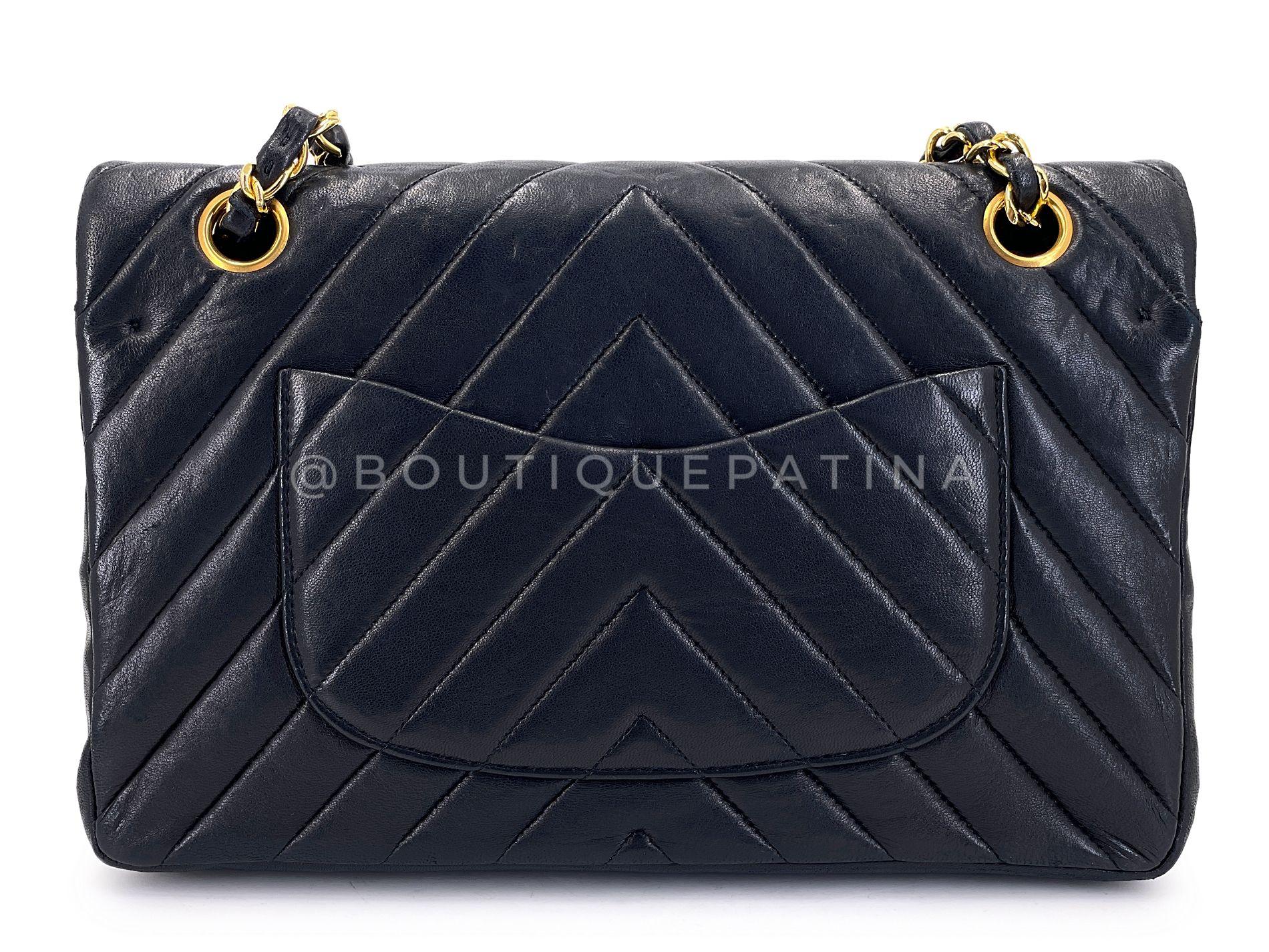 Chanel 1991 Vintage Black Chevron Medium Classic Double Flap Bag 24k GHW 67990 Pour femmes en vente