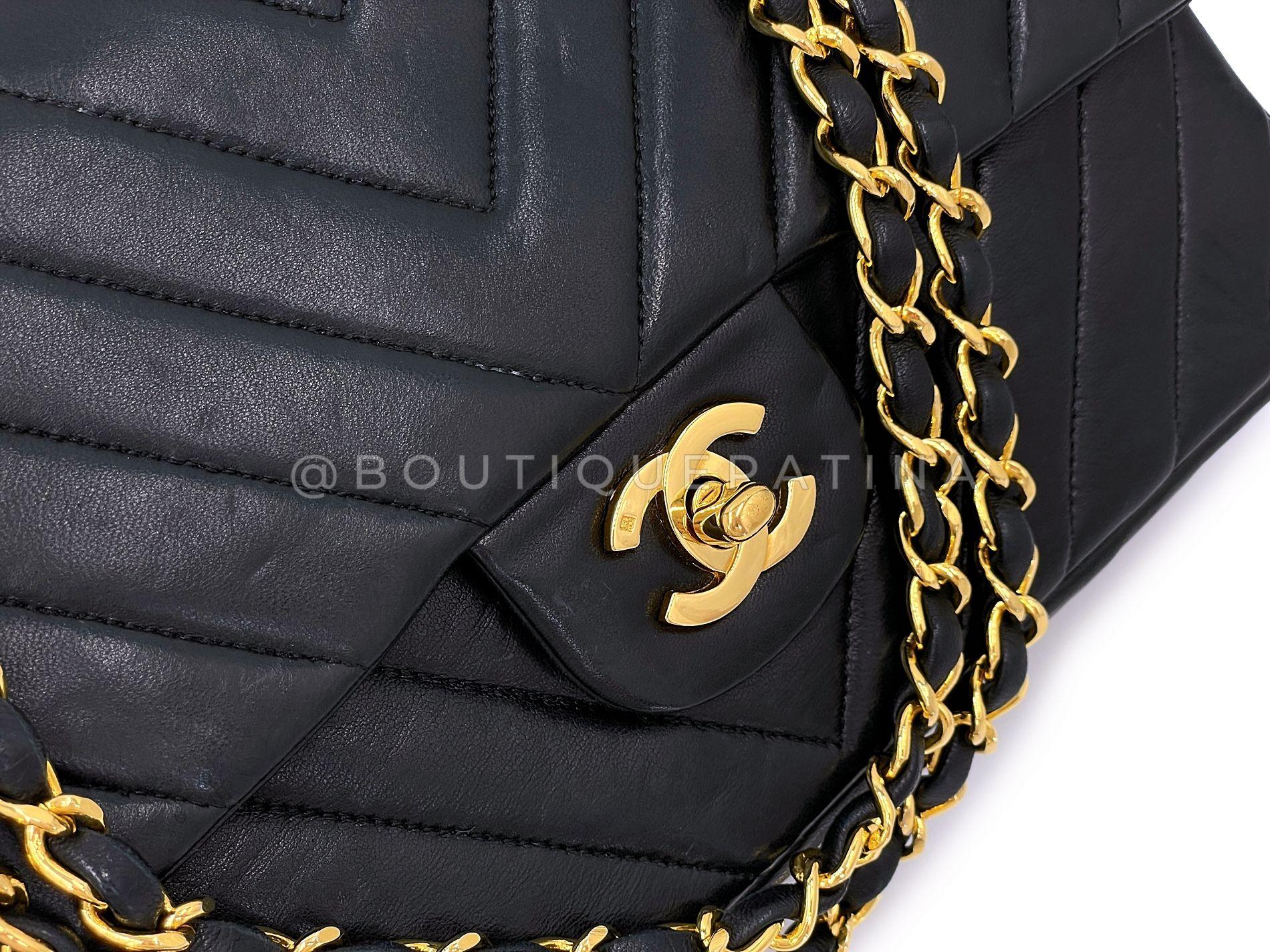 Chanel 1991 Vintage Black Chevron Medium Classic Double Flap Bag 24k GHW 67990 en vente 3