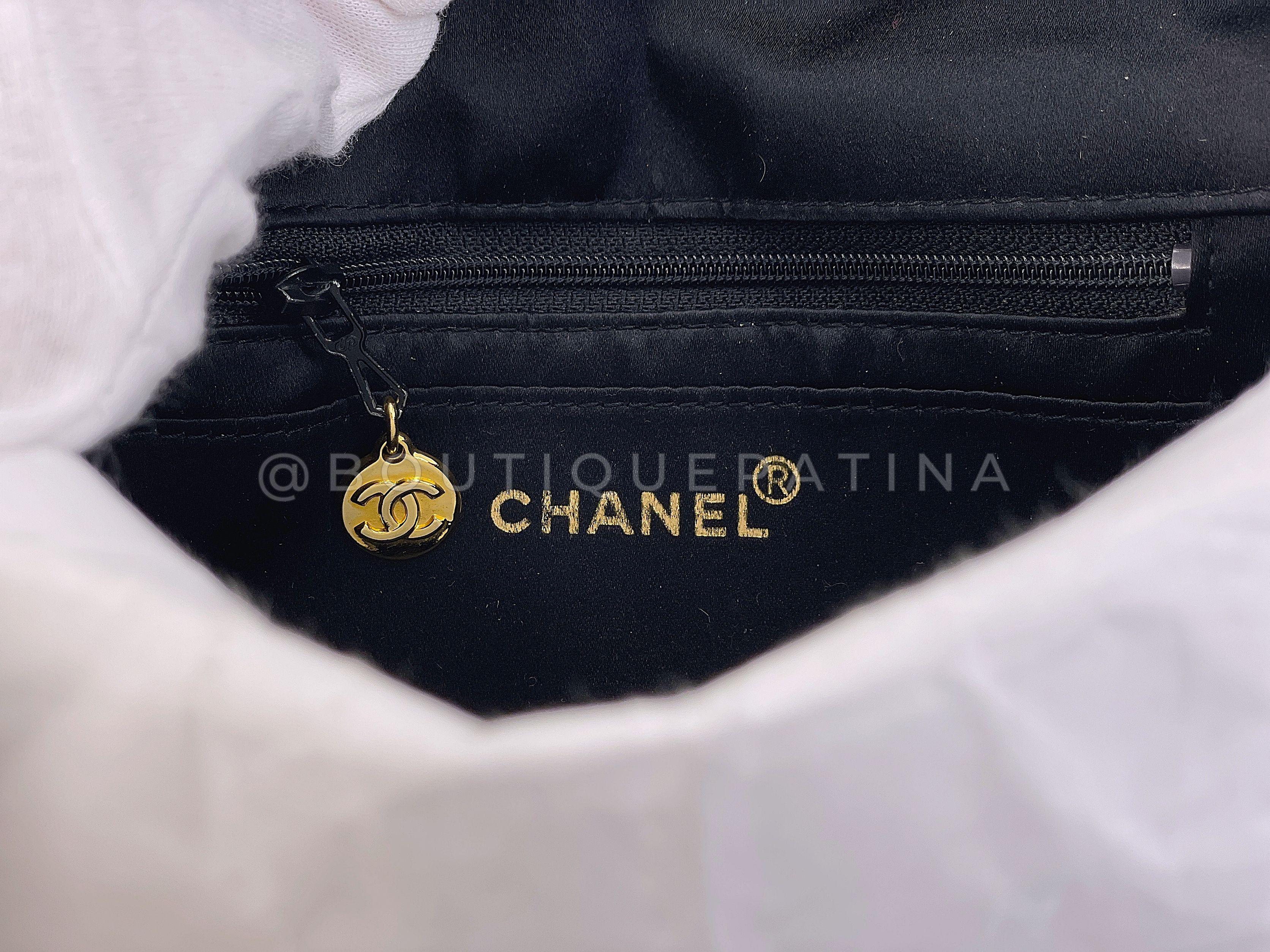 Chanel 1991 Vintage Schwarze gesteppte Gripoix Klappentasche aus Satin mit Juwelen GHW 67830 im Angebot 6