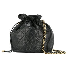 Chanel 1991 Vintage Mini Bucket Crossbody Umhängetasche aus schwarzem Lammfell mit Kordelzug und Kordelzug