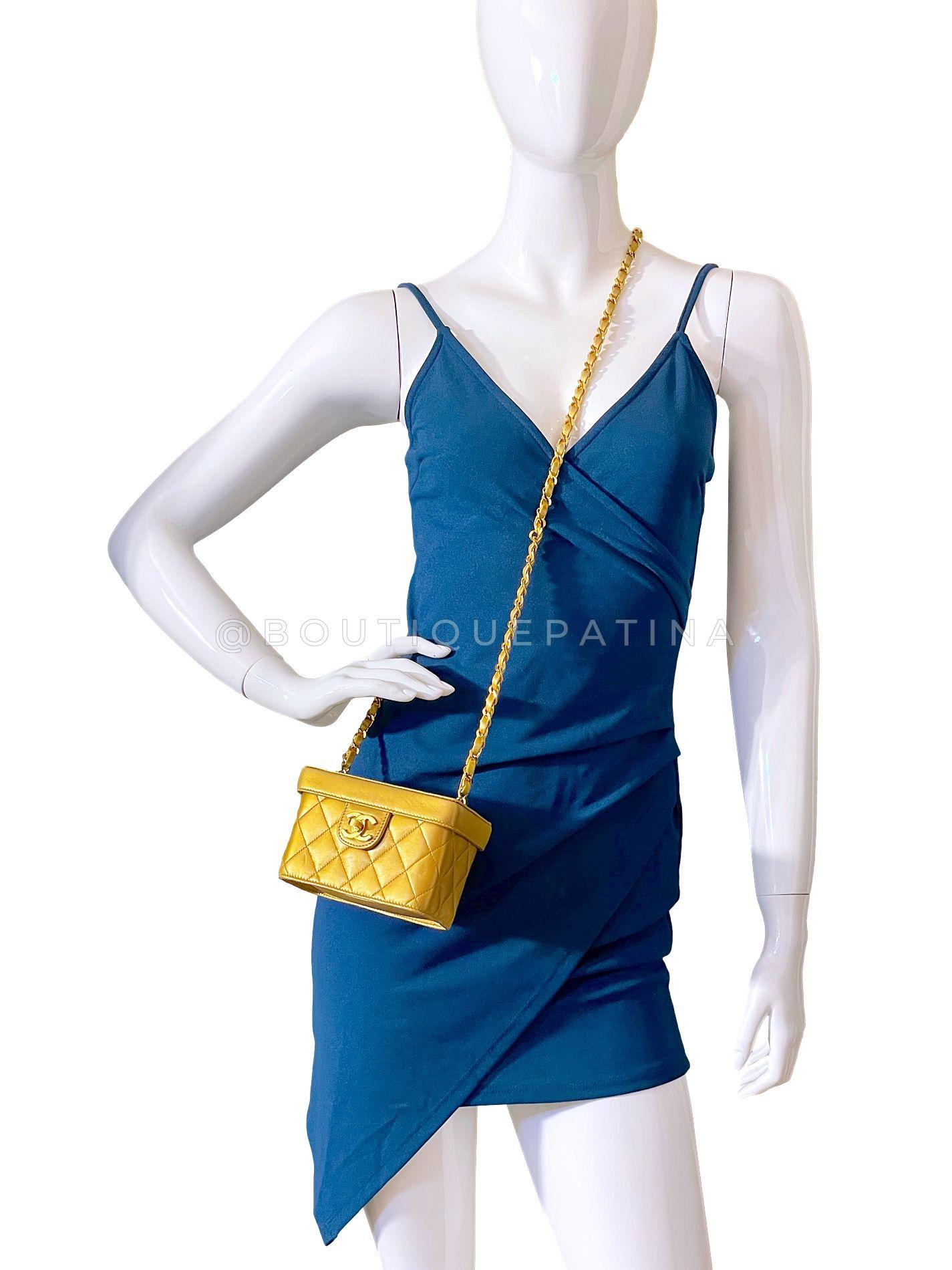 Chanel 1991 Vintage Gold Bronze Petite Vanity Bag 24k GHW 68925 en vente 9
