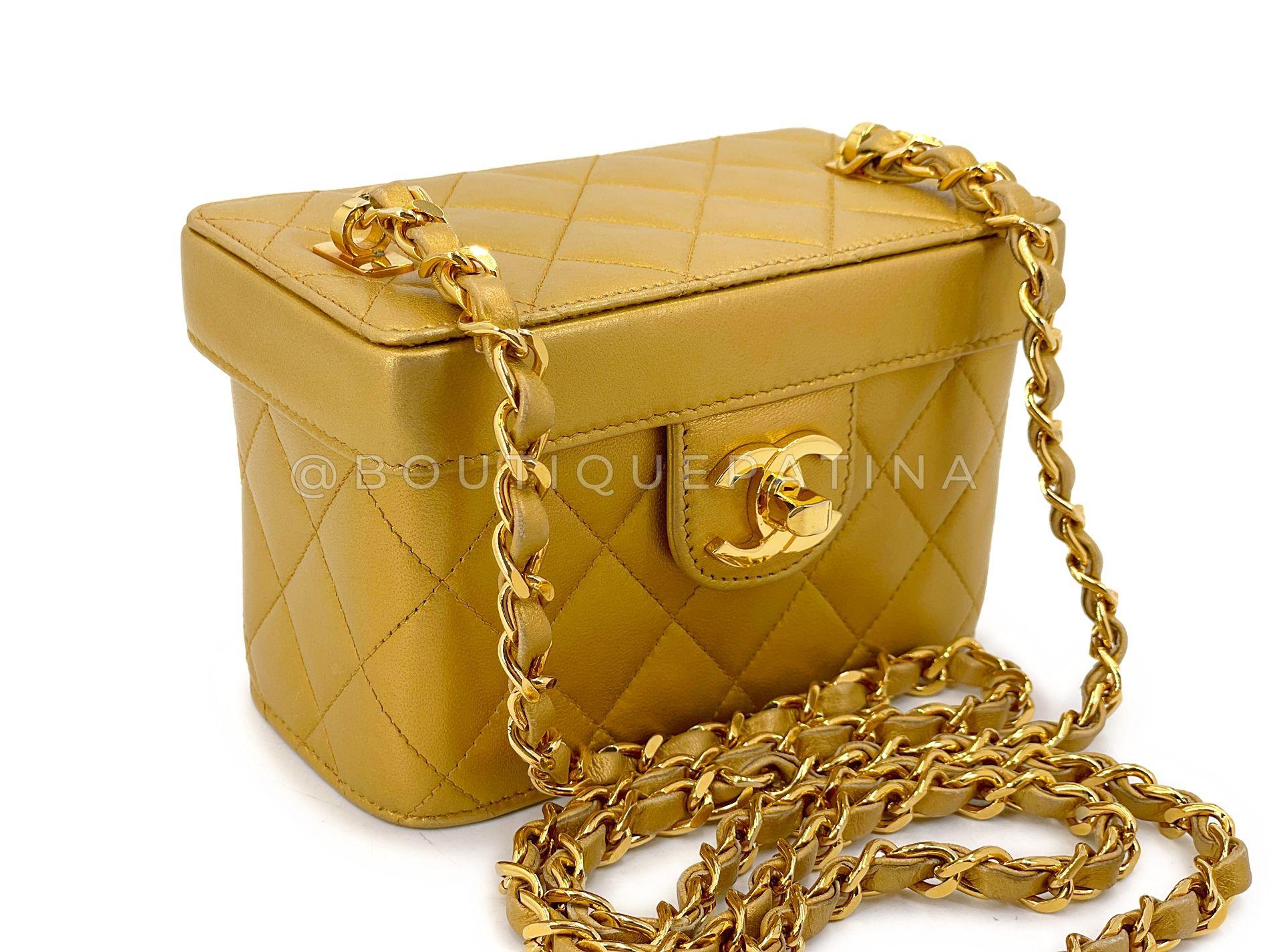 Article de magasin : 68925
Ce Chanel 1991 Vintage Gold Bronze Petite Vanity Bag 24k GHW est une petite boîte vanity fantaisiste avec un cadenas CC ornemental plaqué or 24k (est en fait une fermeture à pression) dans une riche teinte or-bronze
