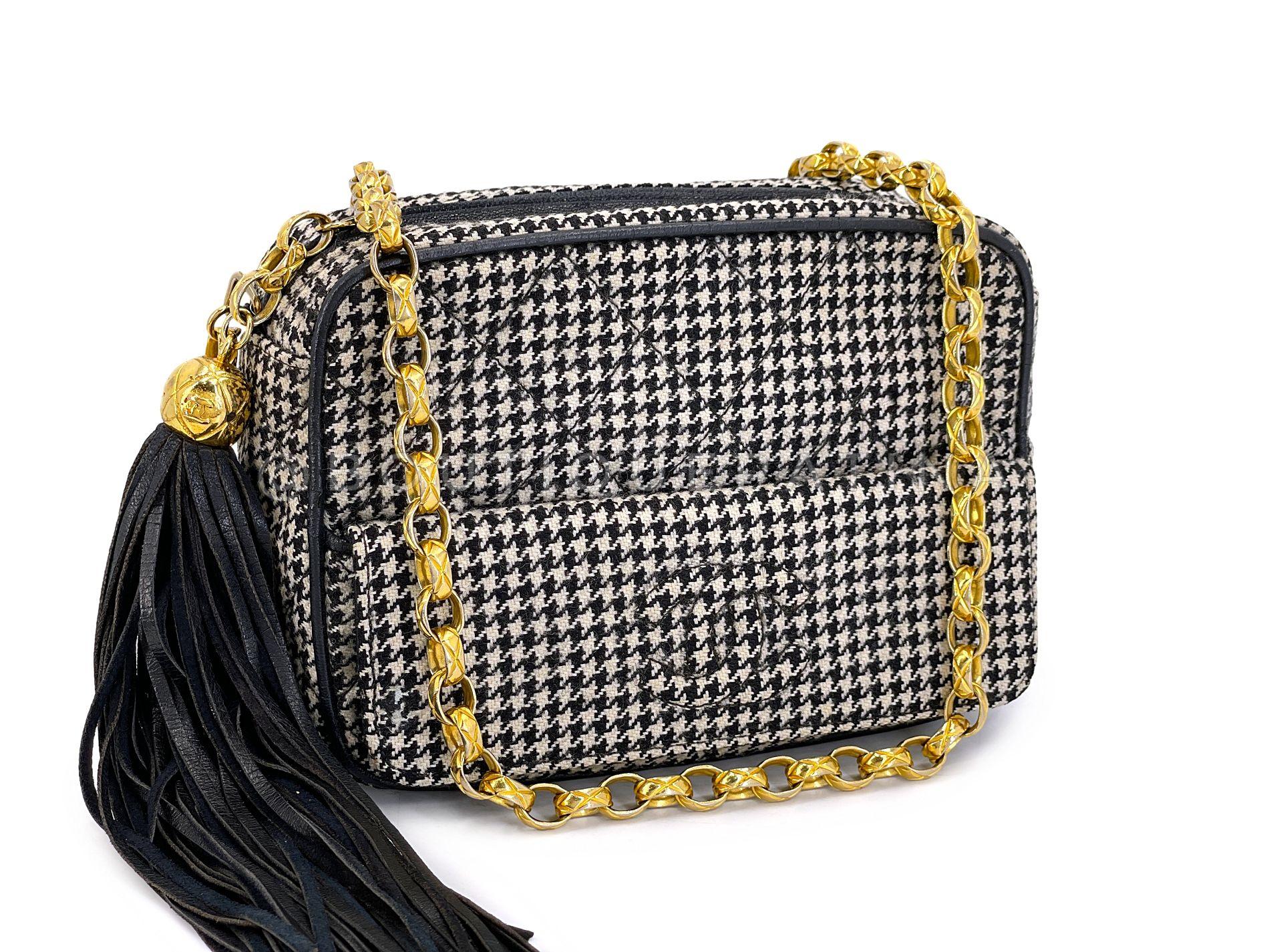 Chanel 1991 Vintage Mini Houndstooth Camera Bag 24k GHW Black White 68256 In Excellent Condition For Sale In Costa Mesa, CA