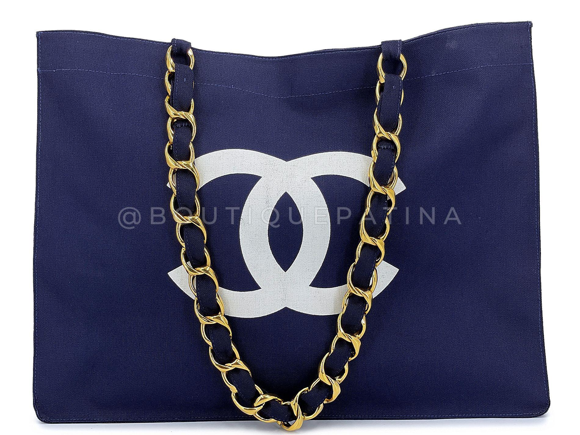 Store item: 68495
For 20 years, Boutique Patina has specialized in sourcing and curating the most pristine vintage and collectible accessories by searching closets around the world. Very hard to find in this condition with original removable pouch.
