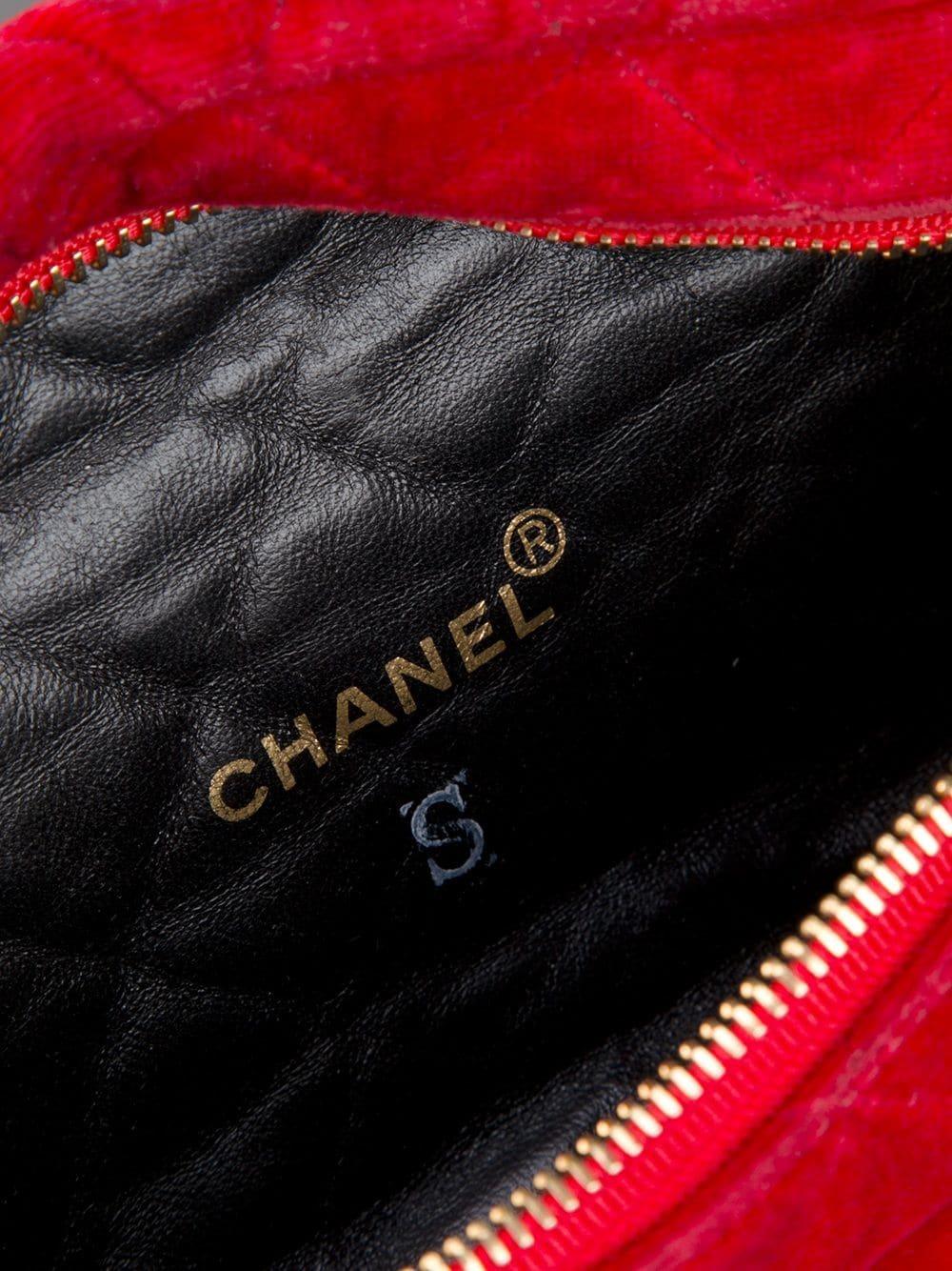 Chanel 1991 Vintage Red Velvet Quilted Medallion Fanny Pack Waist Belt Bag Rare For Sale 9