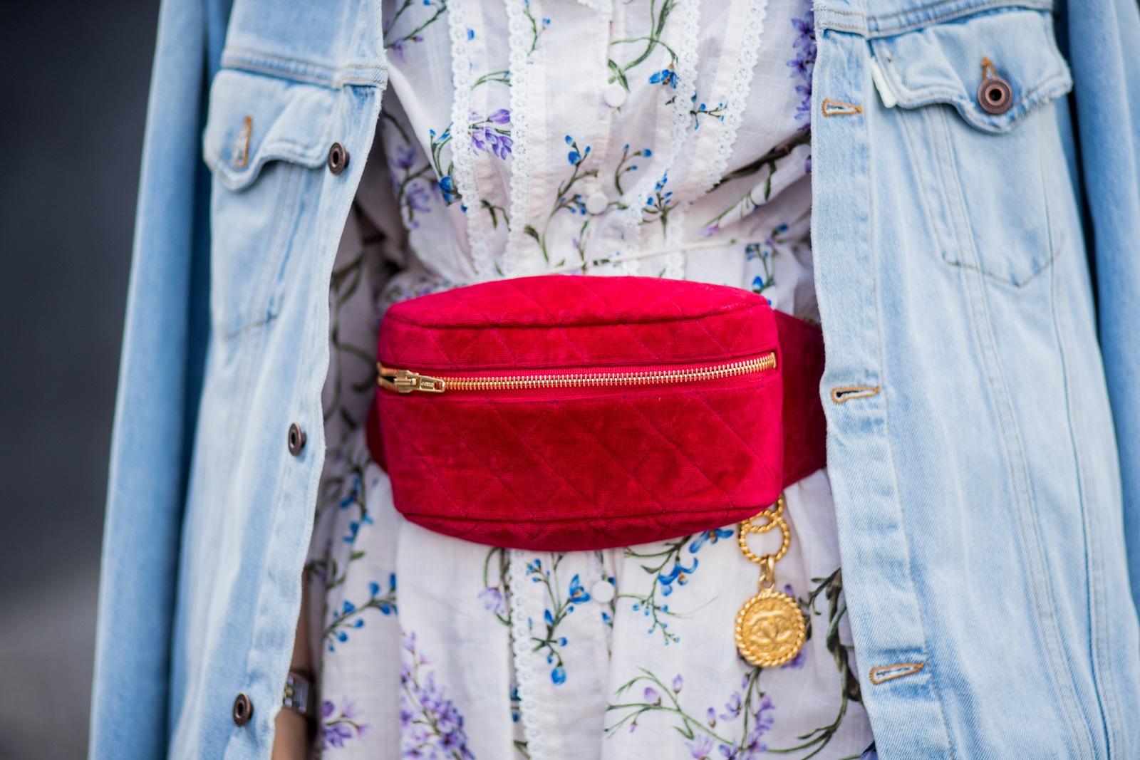 Chanel 1991 Vintage Red Velvet Quilted Medallion Fanny Pack Waist Belt Bag Rare For Sale 12
