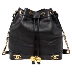 Chanel 1992 Bolso de hombro con cordón triple CC entrelazado de piel de caviar negra