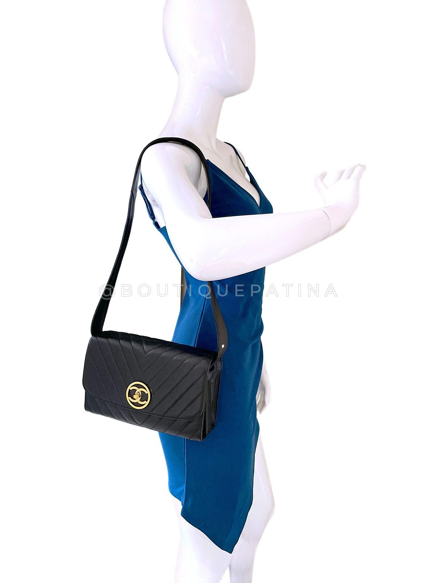 Chanel 1992 Black Vintage Chevron Caviar Encircled CC Flap Bag 24k GHW 68713 en vente 10