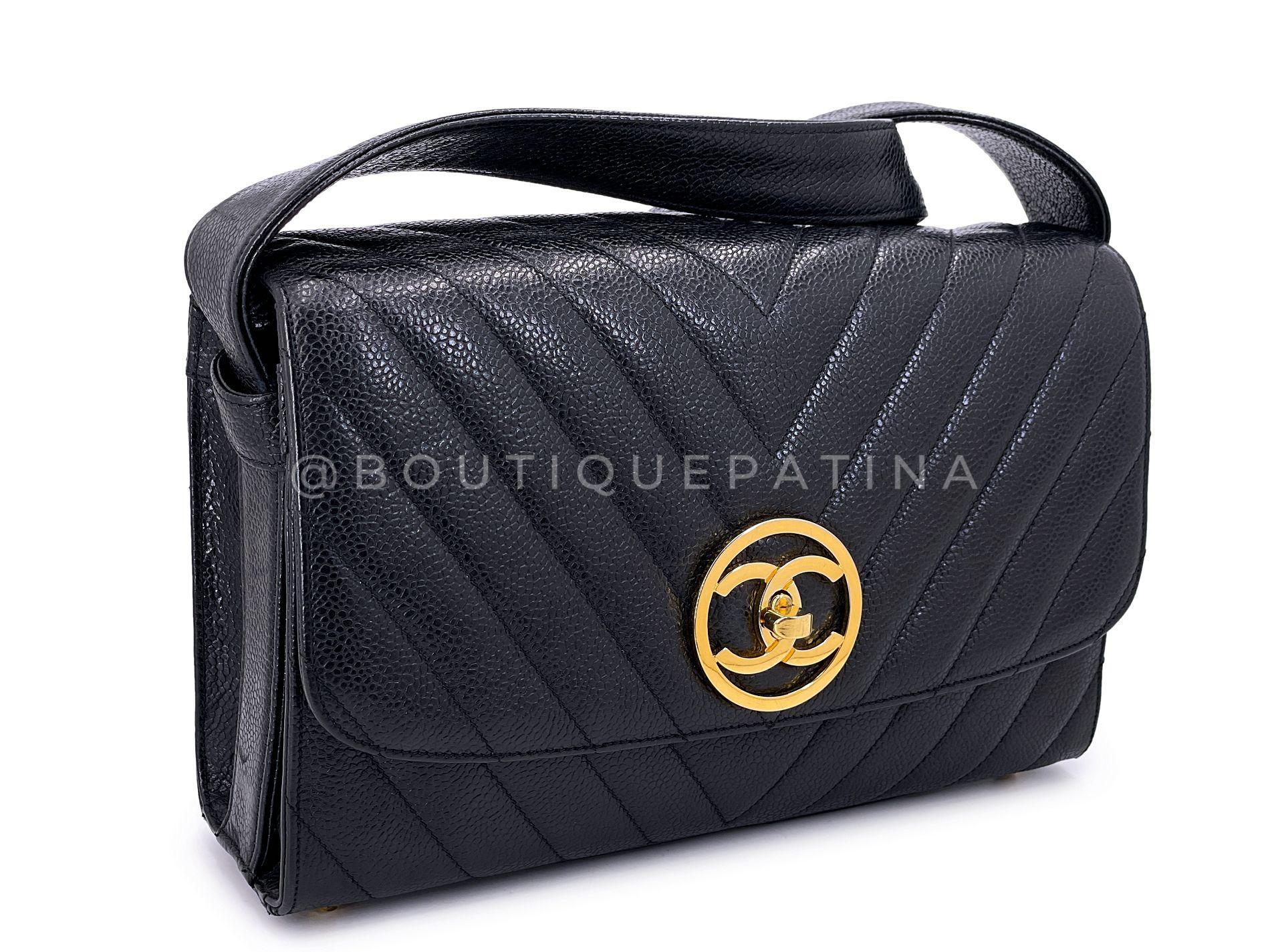Article de magasin : 68713
Une pièce vintage classique avec notre matériel CC encerclé préféré est ce Chanel 1992 Black Vintage Chevron Caviar Encircled CC Flap Bag 24k GHW. 

Conçu pour être pratique, il est doté d'un matelassage à chevrons en