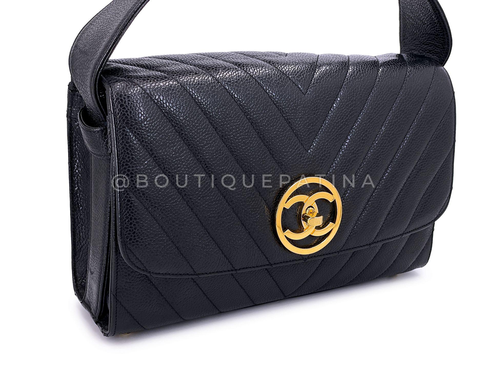 Noir Chanel 1992 Black Vintage Chevron Caviar Encircled CC Flap Bag 24k GHW 68713 en vente